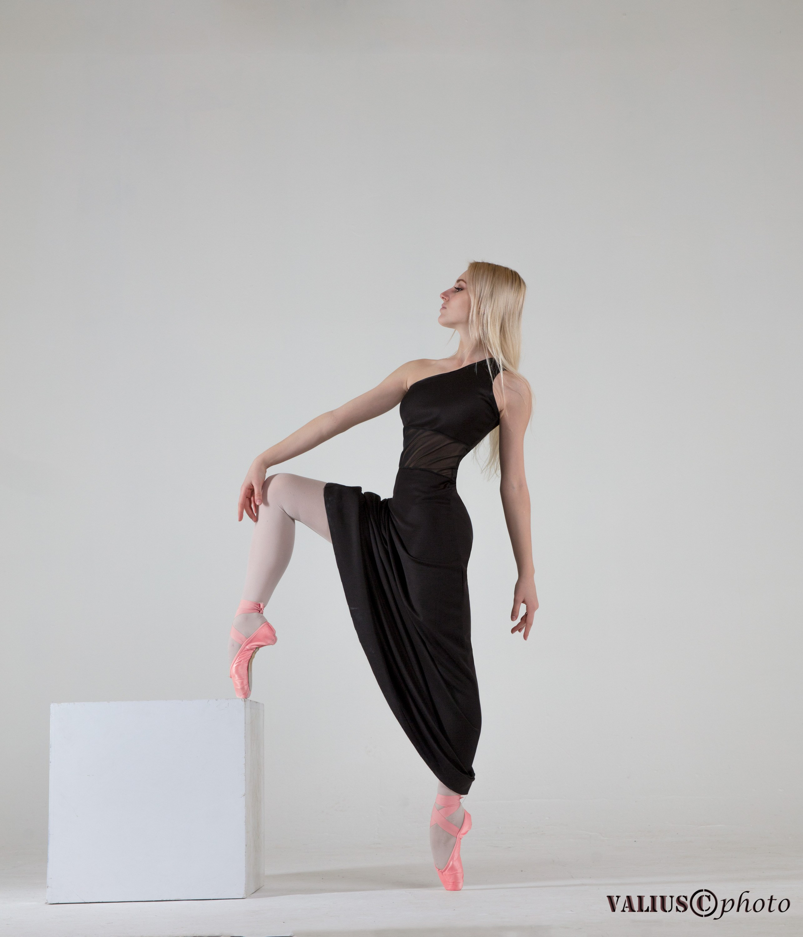 Стройная и изящная балерина. Черное платье.