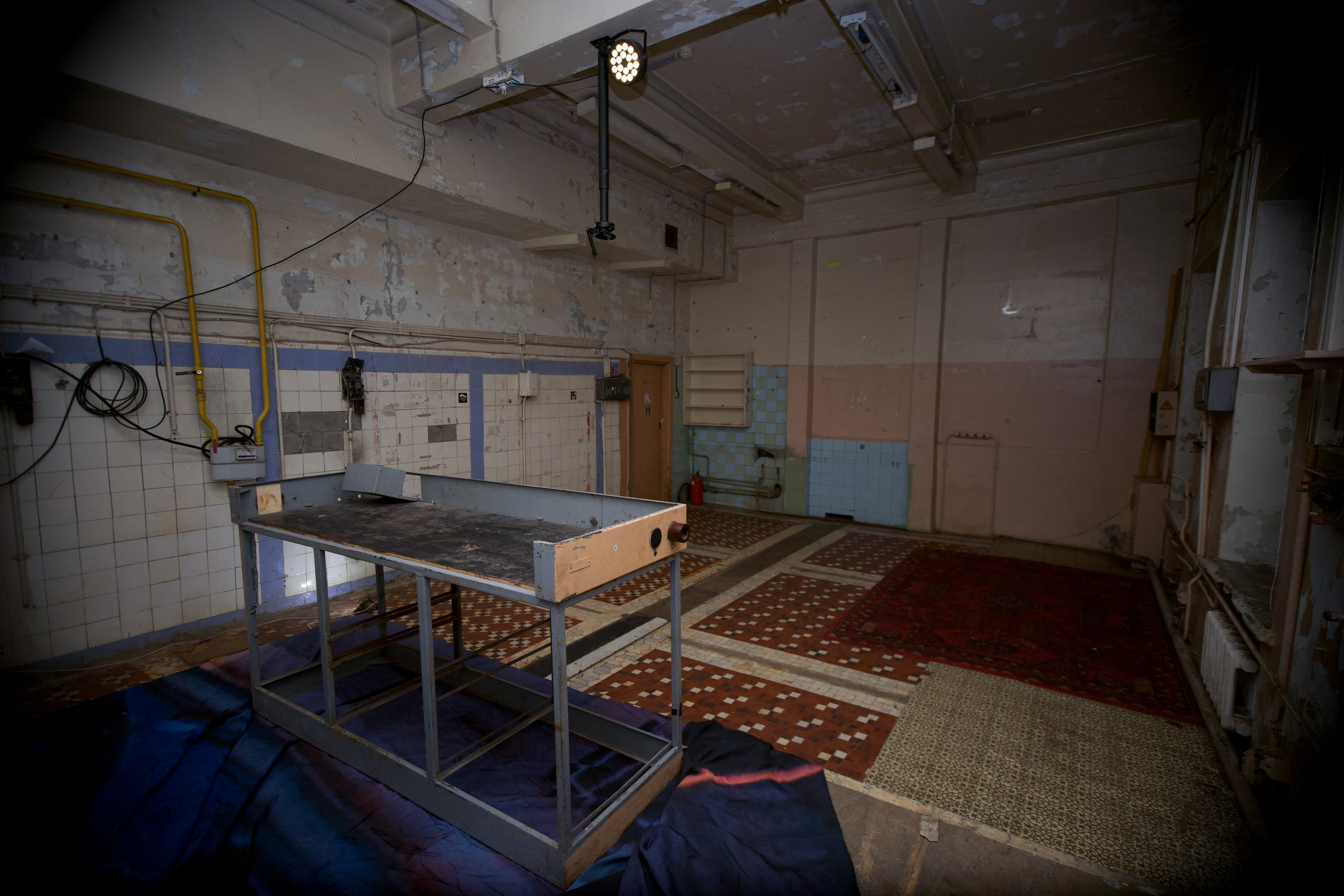 Кино в НИИ СНЕГИРИ (Very Strong Place) — Москва