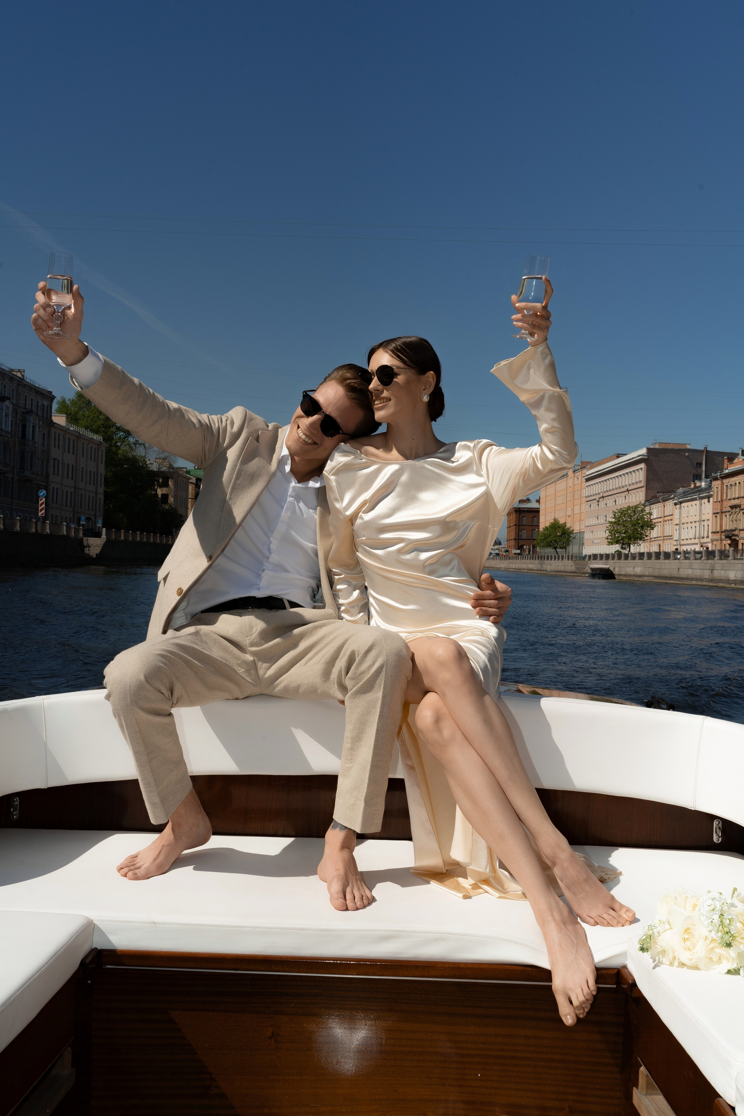 Прогулка по рекам и каналам Петербурга — свадебная фотосессия на катере. Свадебный фотограф Дмитрий Родионов — Санкт-Петербург и Ленинградская область