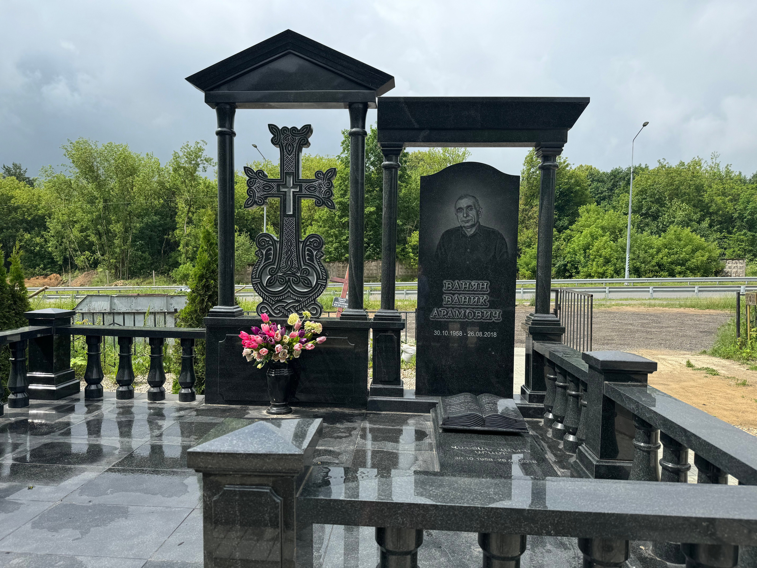 Реальные фото работ. Изготовление и установка памятников в Москве и МО