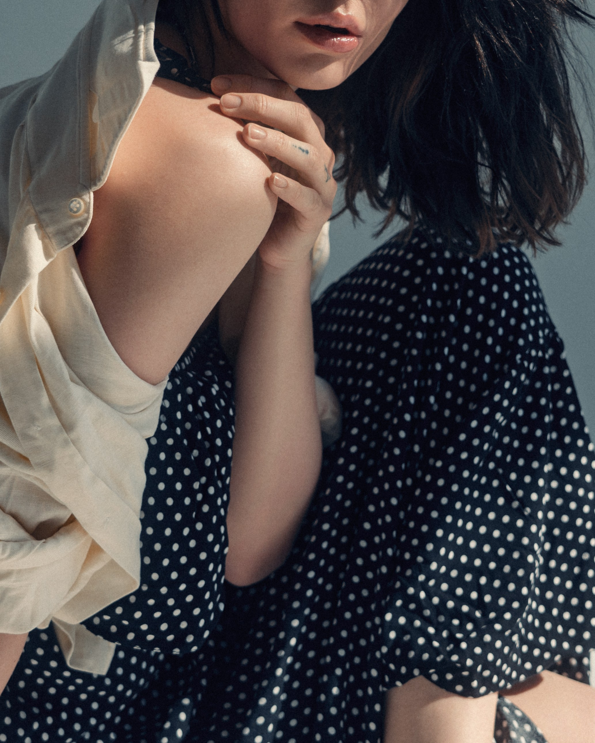 Women’s portrait photoshoot in a studio with a cyclorama by Anton Avanzato