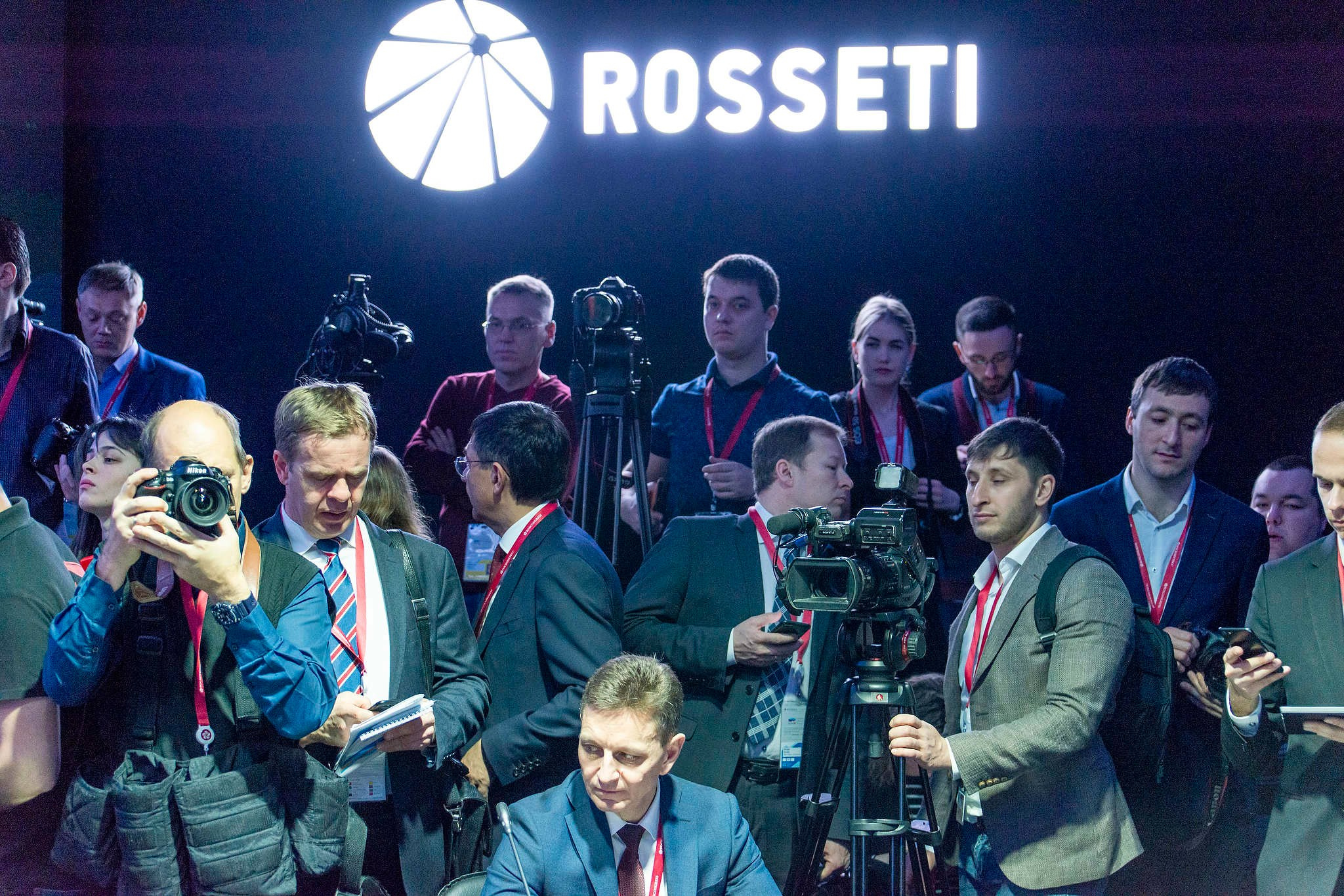 Журналисты снимают дискуссионный стол компании Россети на международном инвестиционном форуме в Сочи в 2019 году. Съемка для РБК