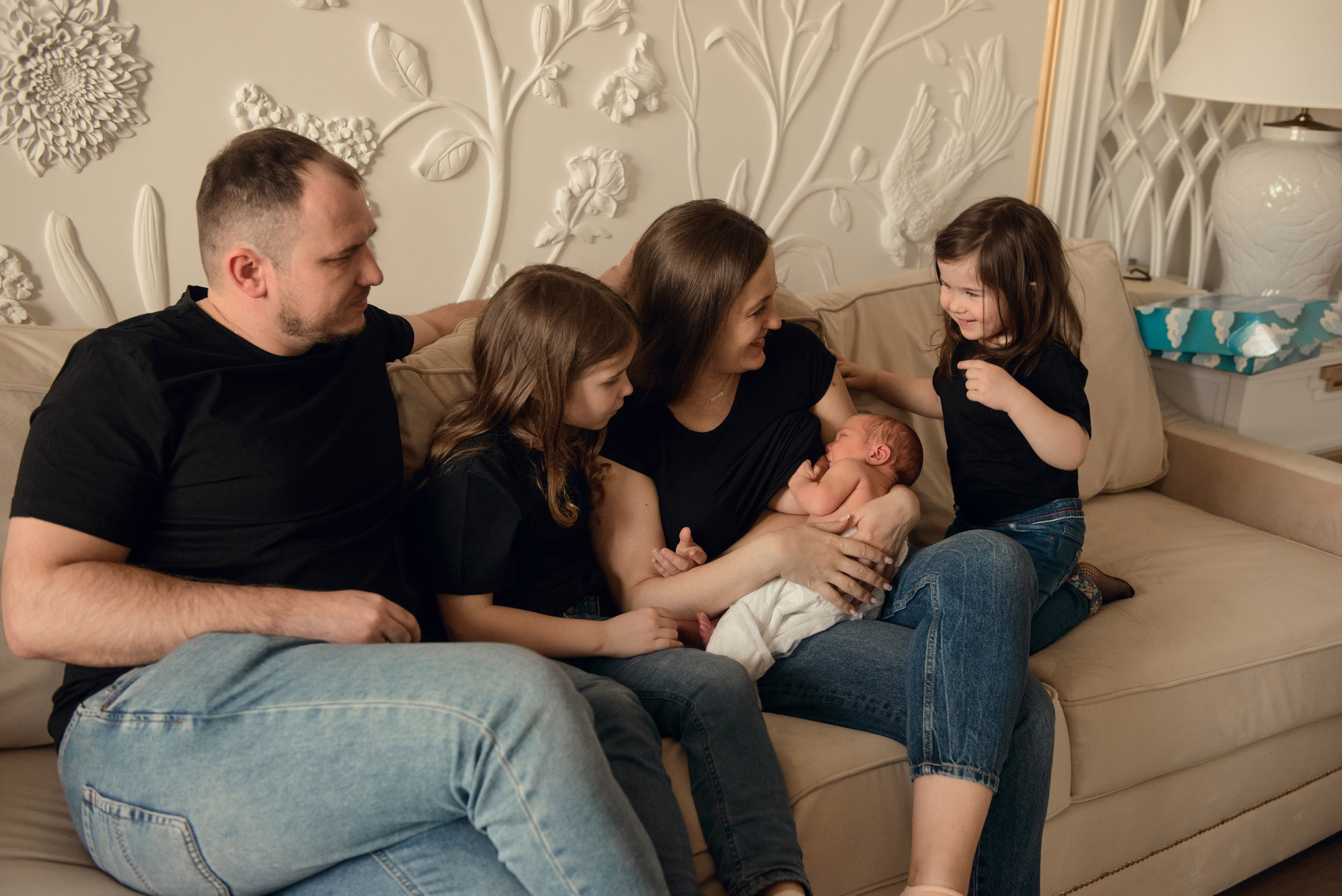 A family photo shoot at home, a family with a newborn baby. Photographer Elena Carruthers, Scotland