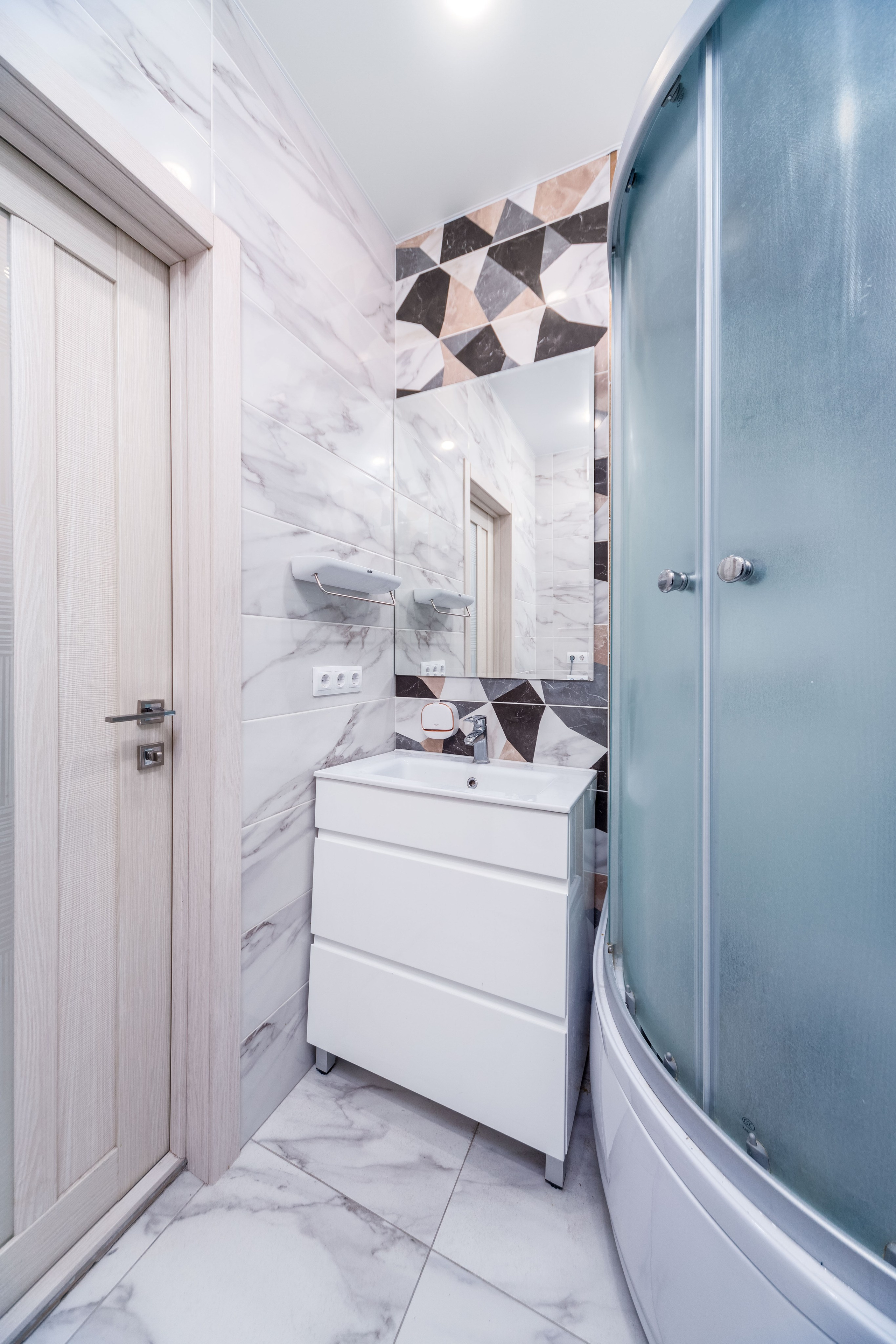 Интерьер зоны раковины в санузле в двухкомнатной квартире