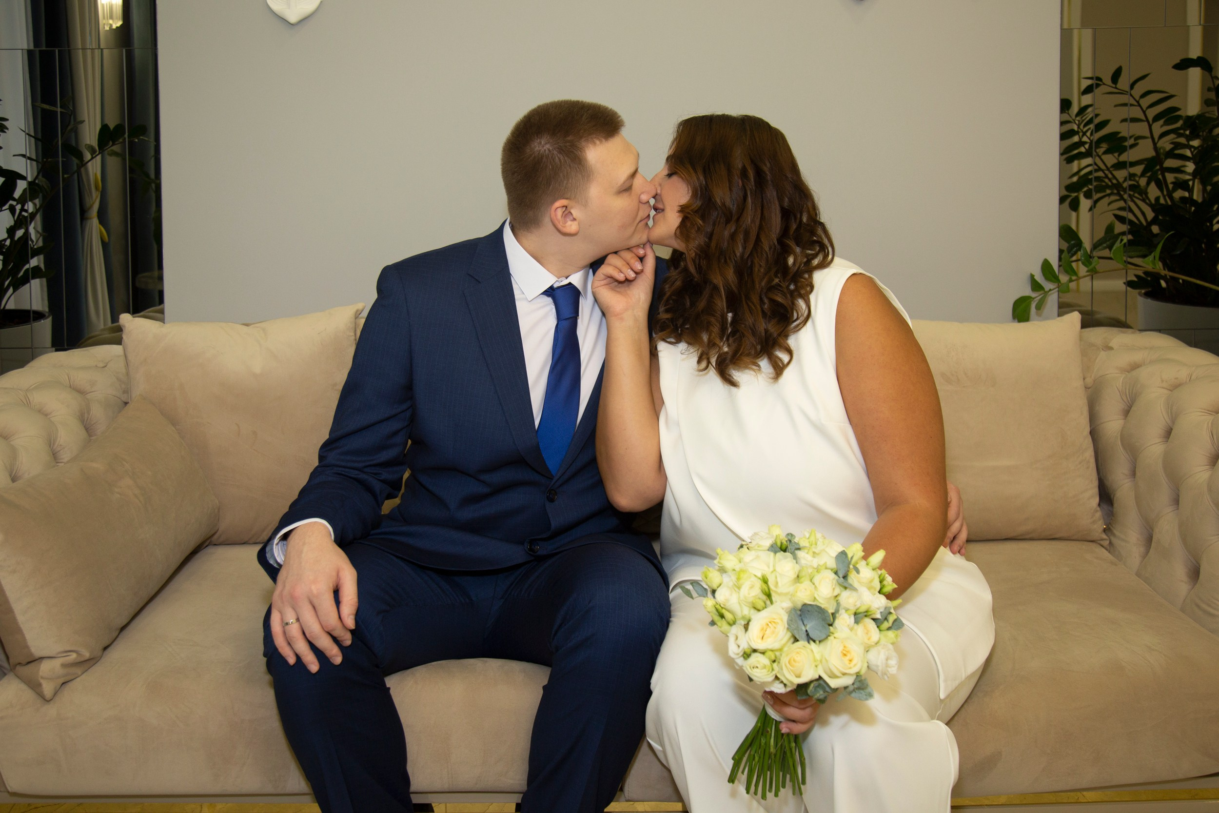 Свадебная фотосессия во Дворце бракосочетания 3 в Москве для Рафаэля и Анны. Фотосессия в студии в Москве от профессионального фотографа услуги по доступным ценам