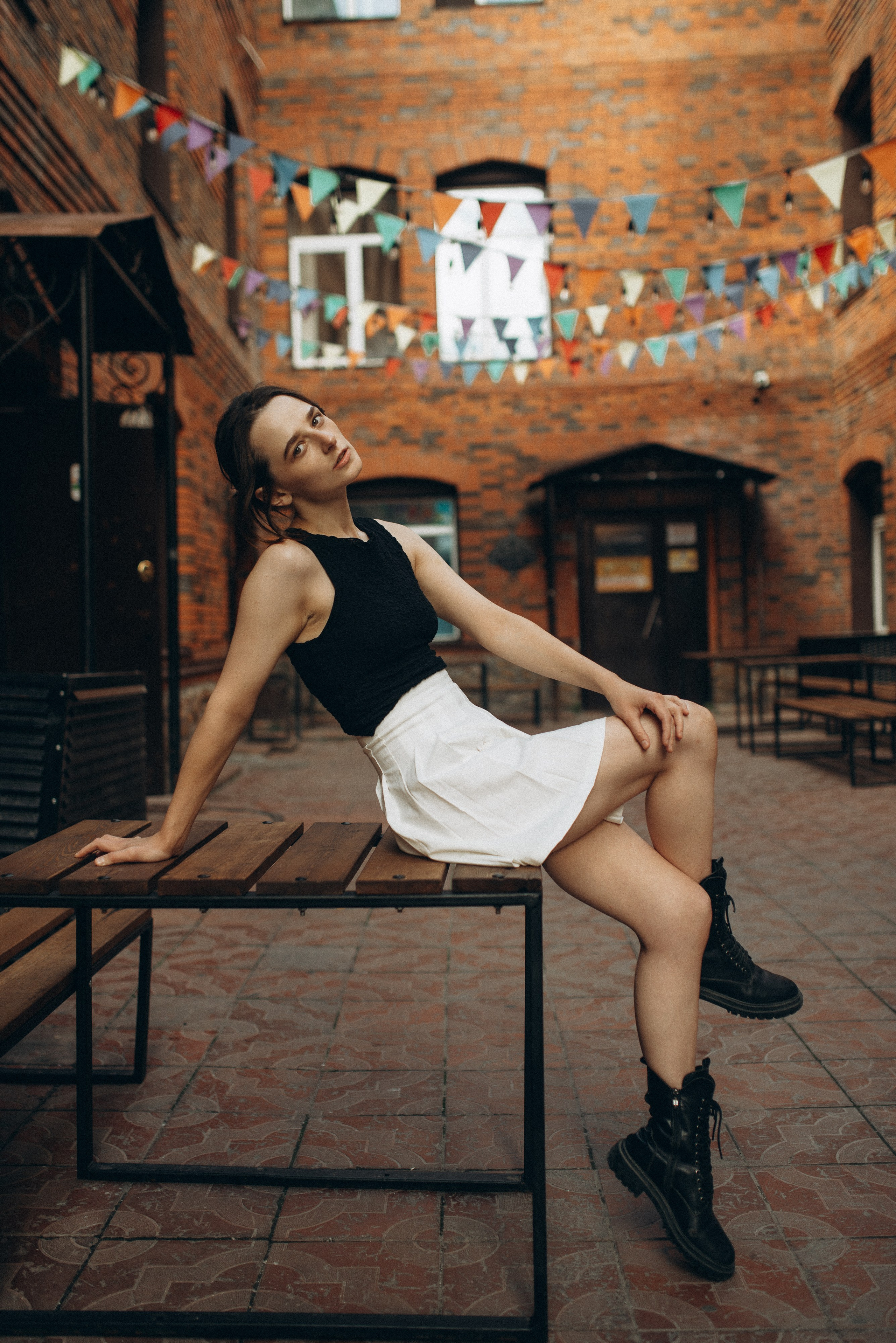 Эстетика теней и света в индустриальном интерьере, женский портрет в стиле минимализм, фотограф Василий Дан, съемка в пространстве лофт с кирпичными стенами. Фотосессия в Новосибирске. 5.