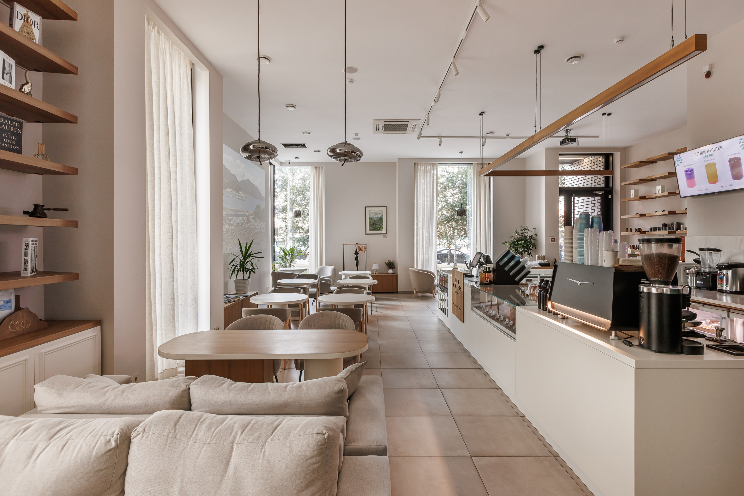 Интерьер ресторана с мягким светом и посадочными зонами