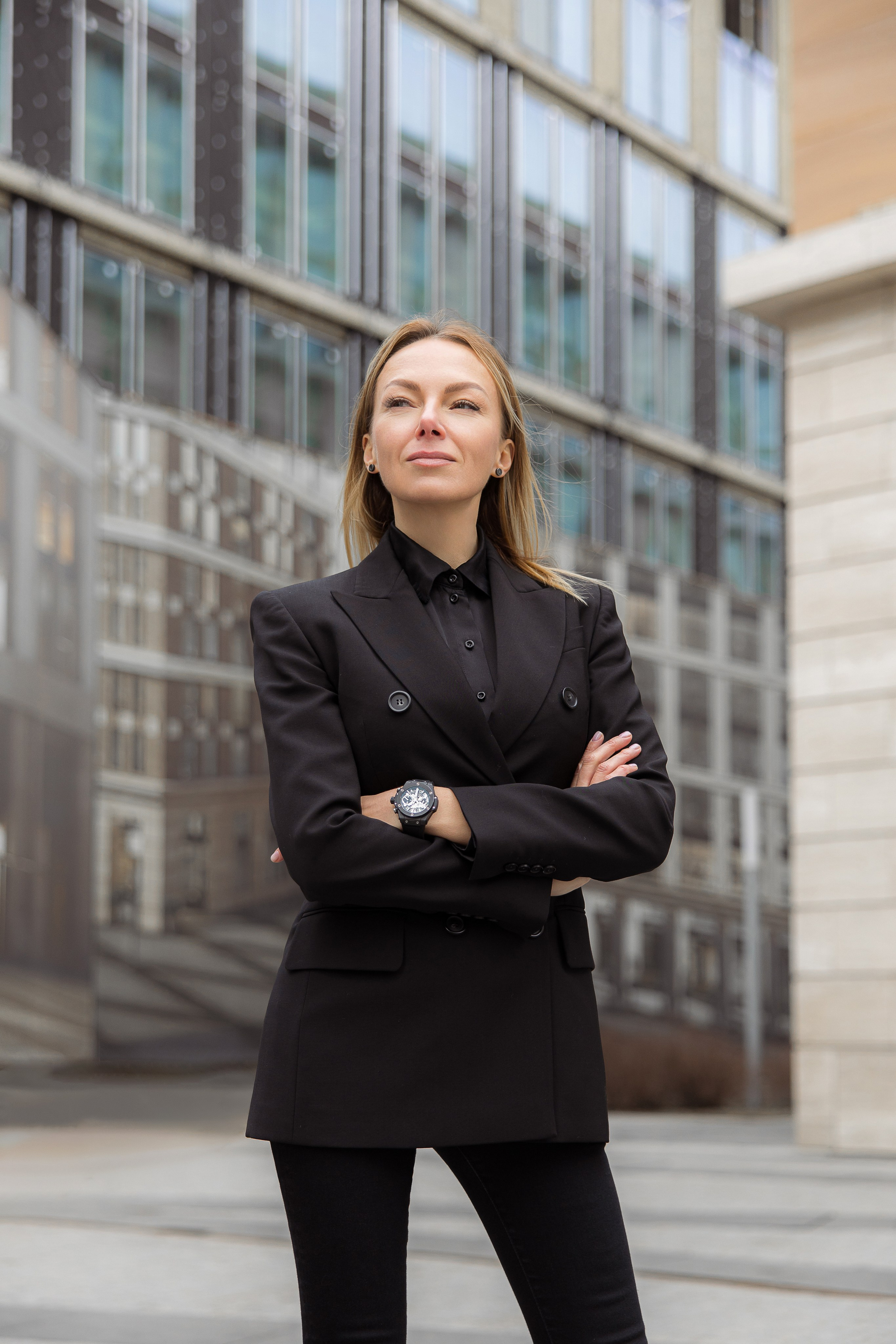 Бизнес-портрет девушки в черном костюме на улице