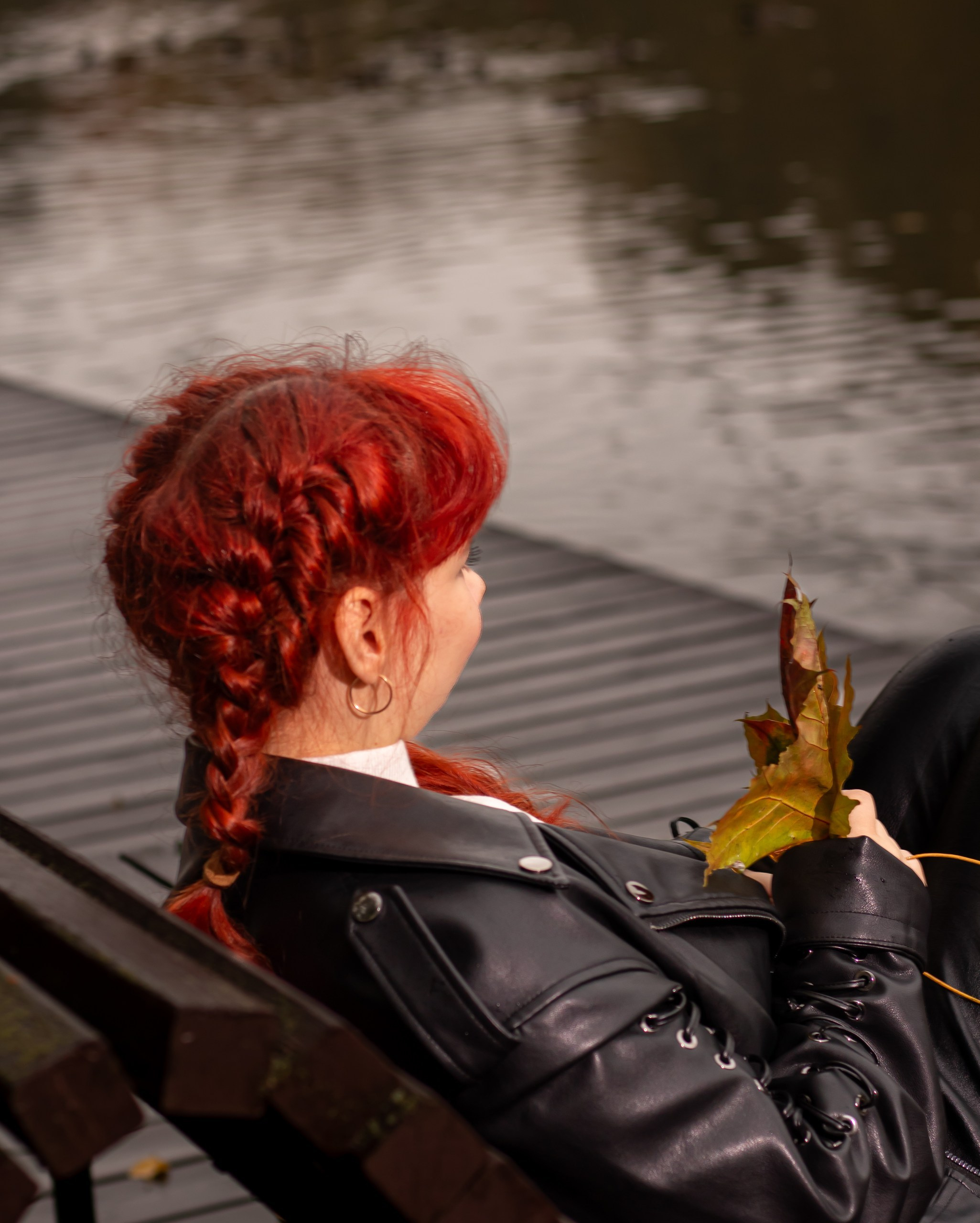 Девушка с красными волосами у озера — осенний портрет, фотограф Карасёва Елена