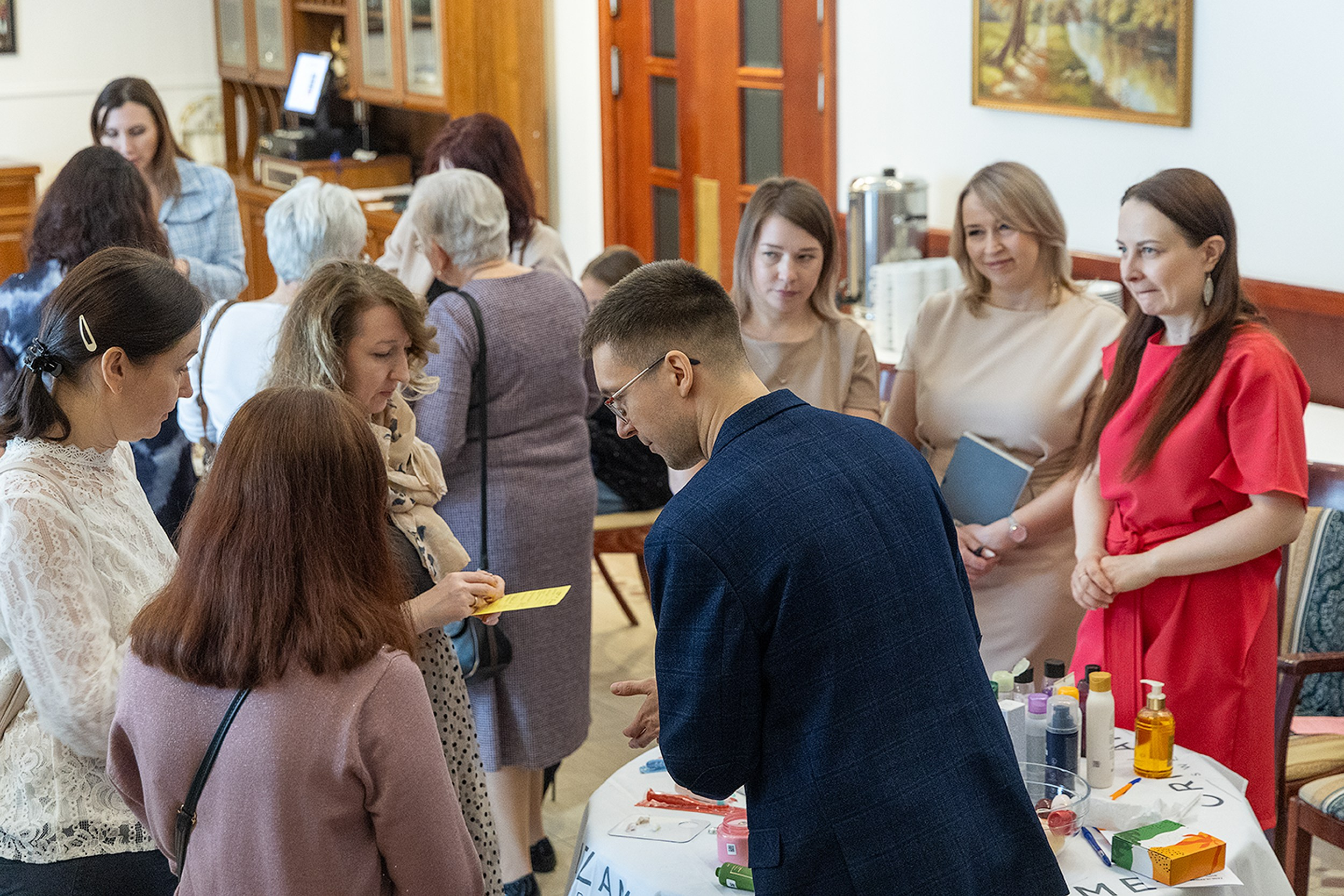 Постановочная фотосъемка у банера на мероприятии