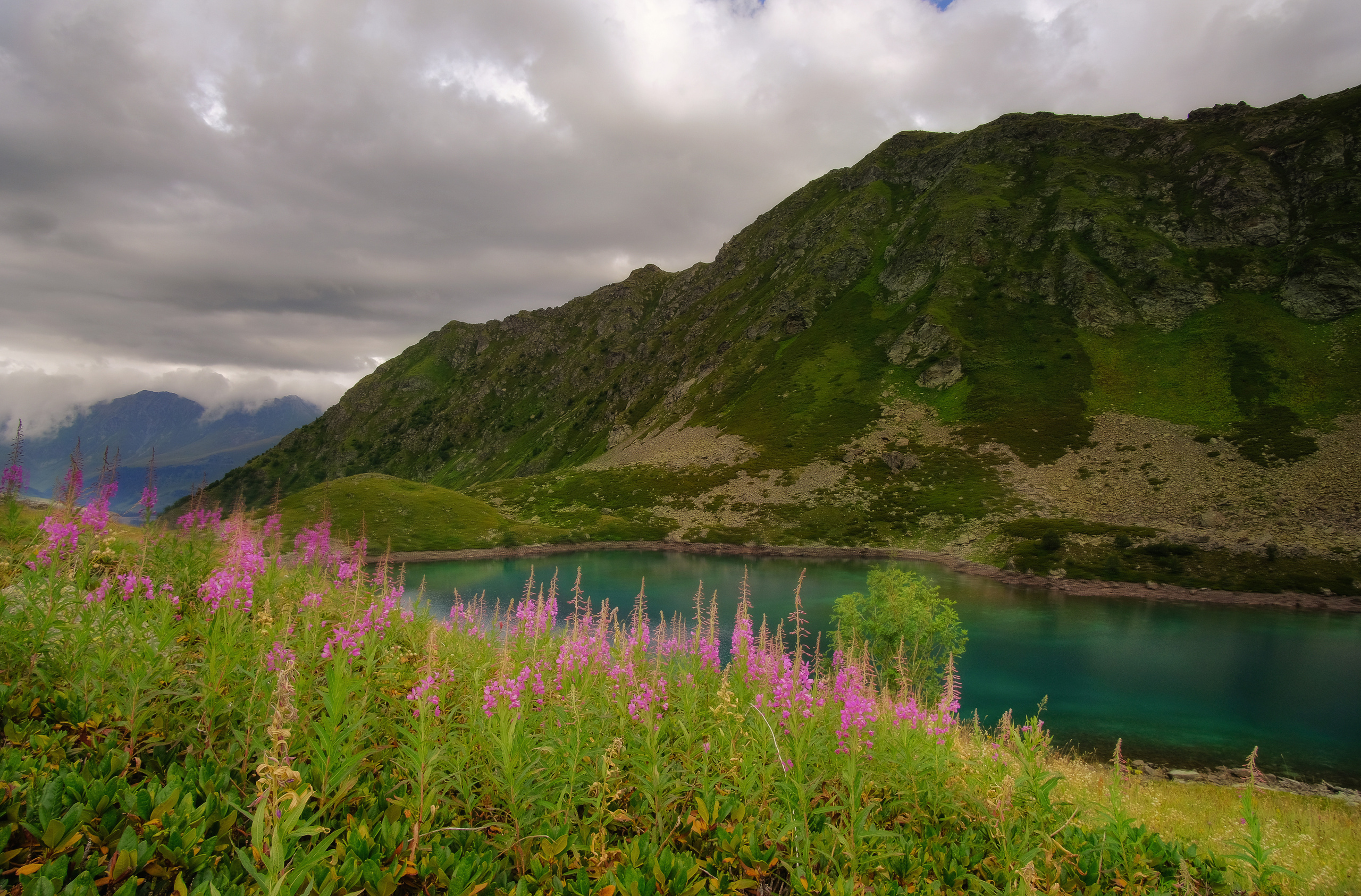 Озеро Сказка Кавказа в августе