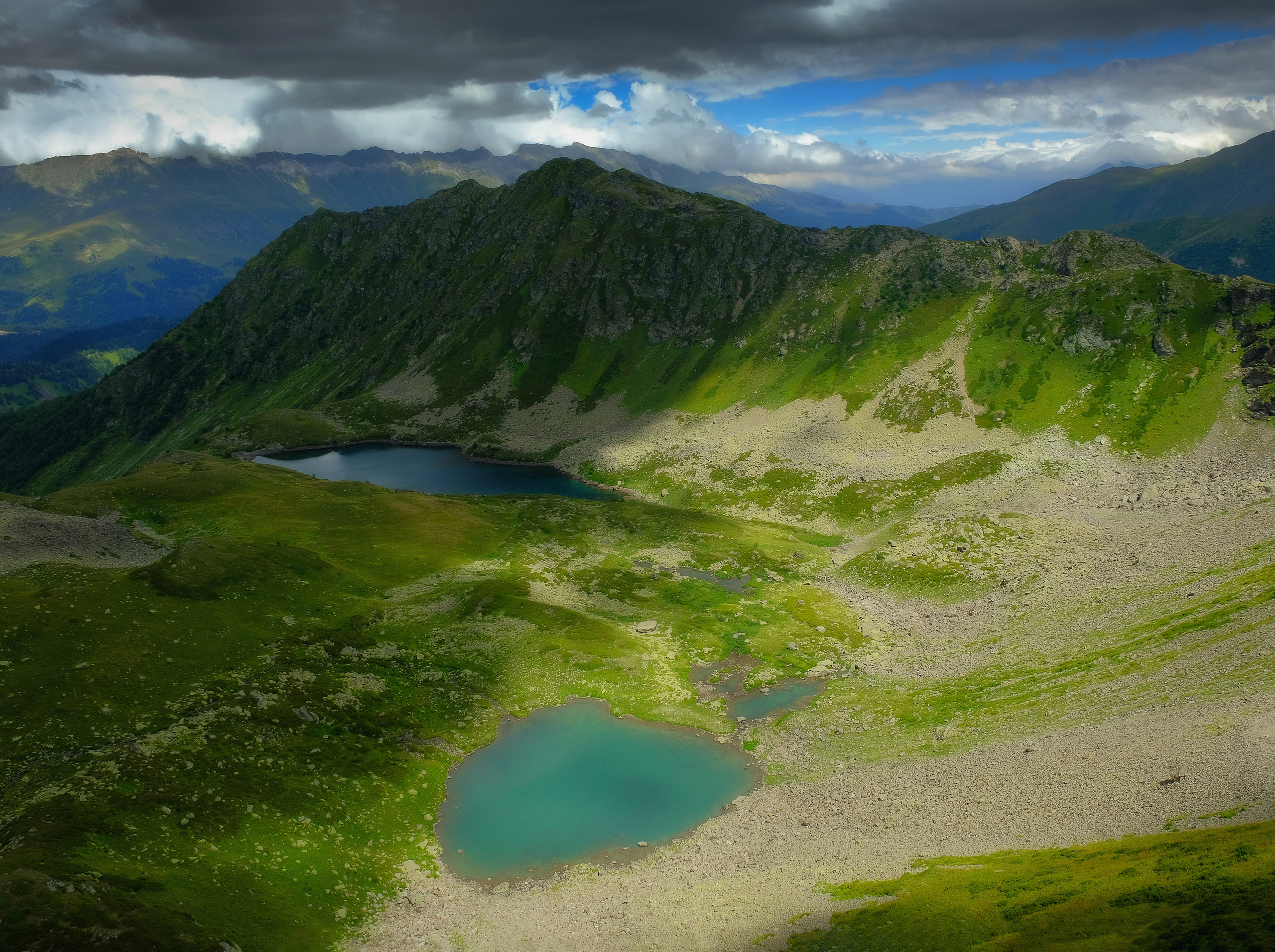Озеро Сказка Кавказа в августе