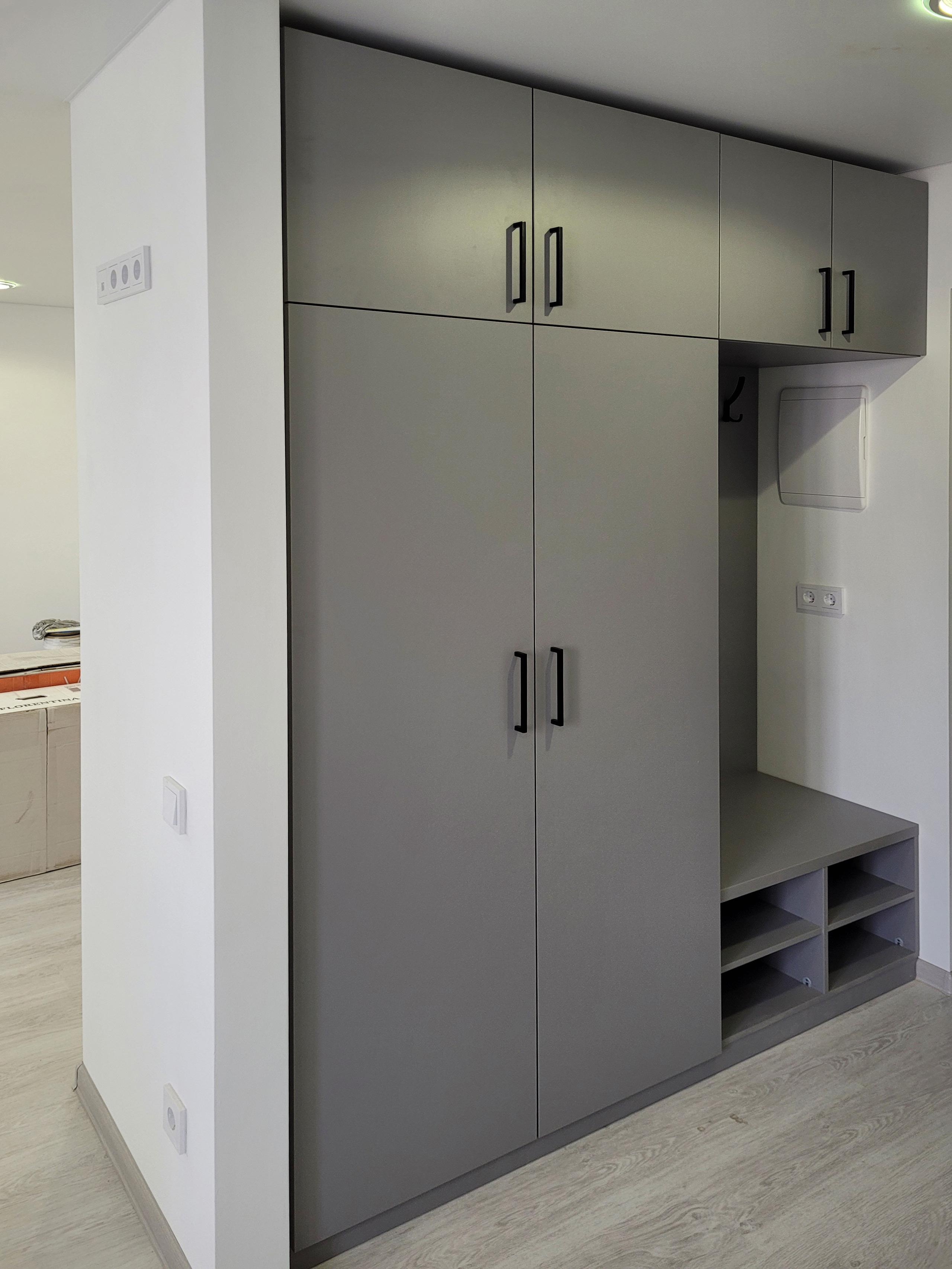 Шкафы, гардеробные и прихожие на заказ в Евпатории. Мебель на заказ в Евпатории