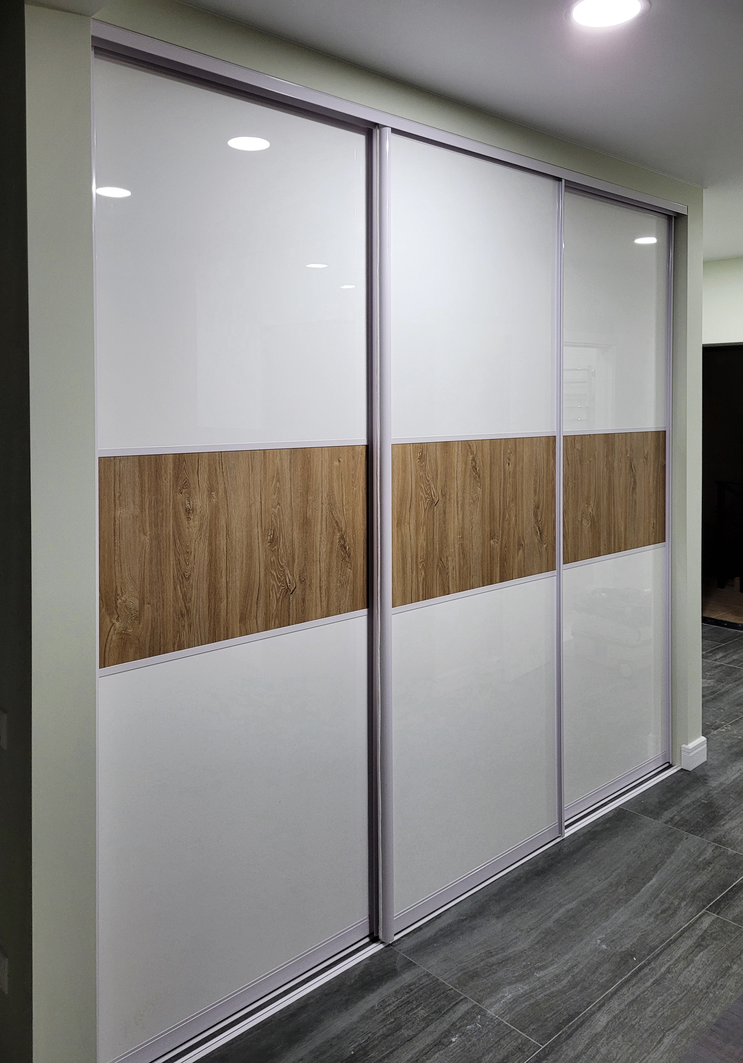 Шкафы, гардеробные и прихожие на заказ в Евпатории. Мебель на заказ в Евпатории