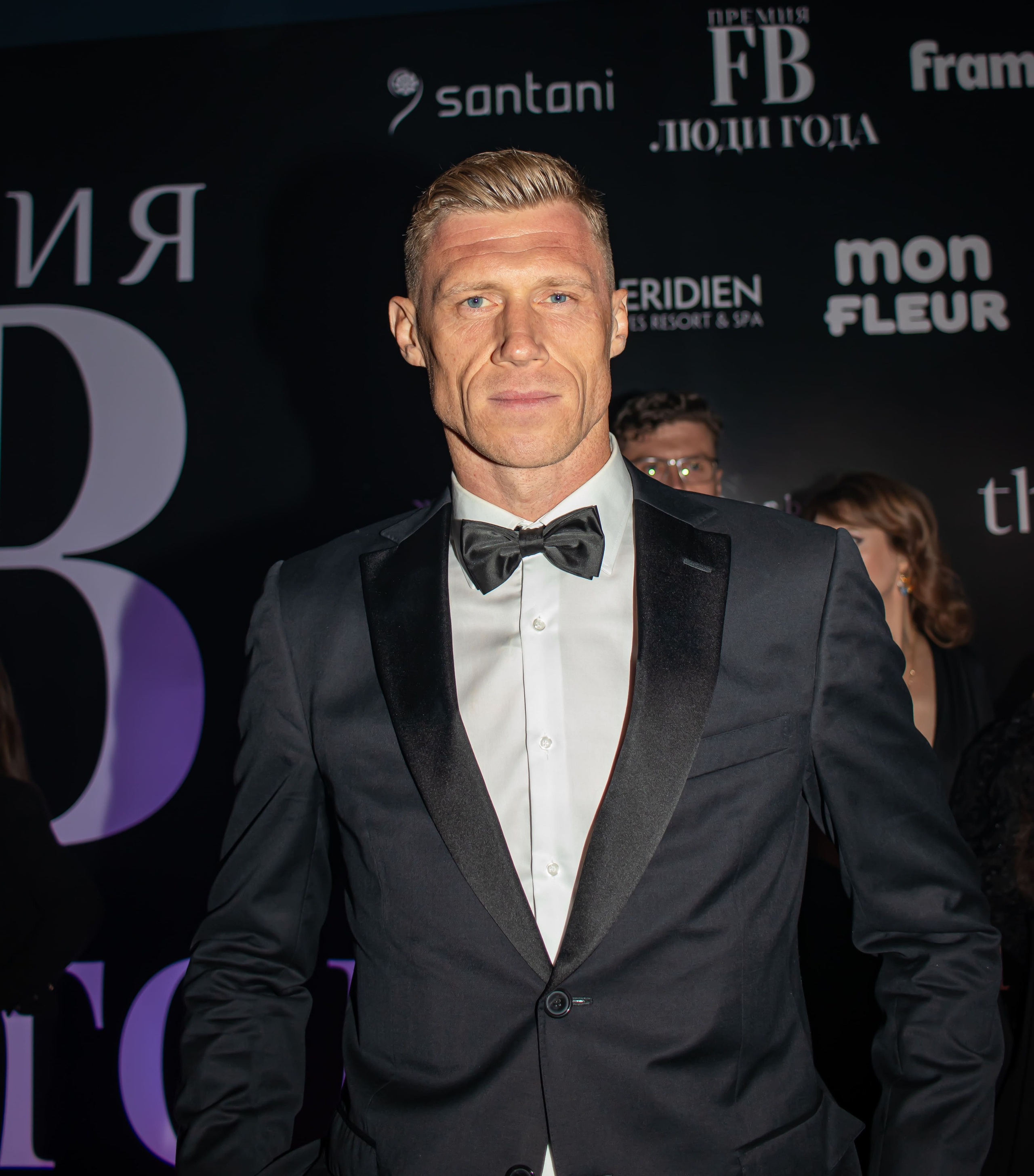 гость в классическом костюме на мероприятии, красная дорожка Москва, фотограф Карасёва Елена