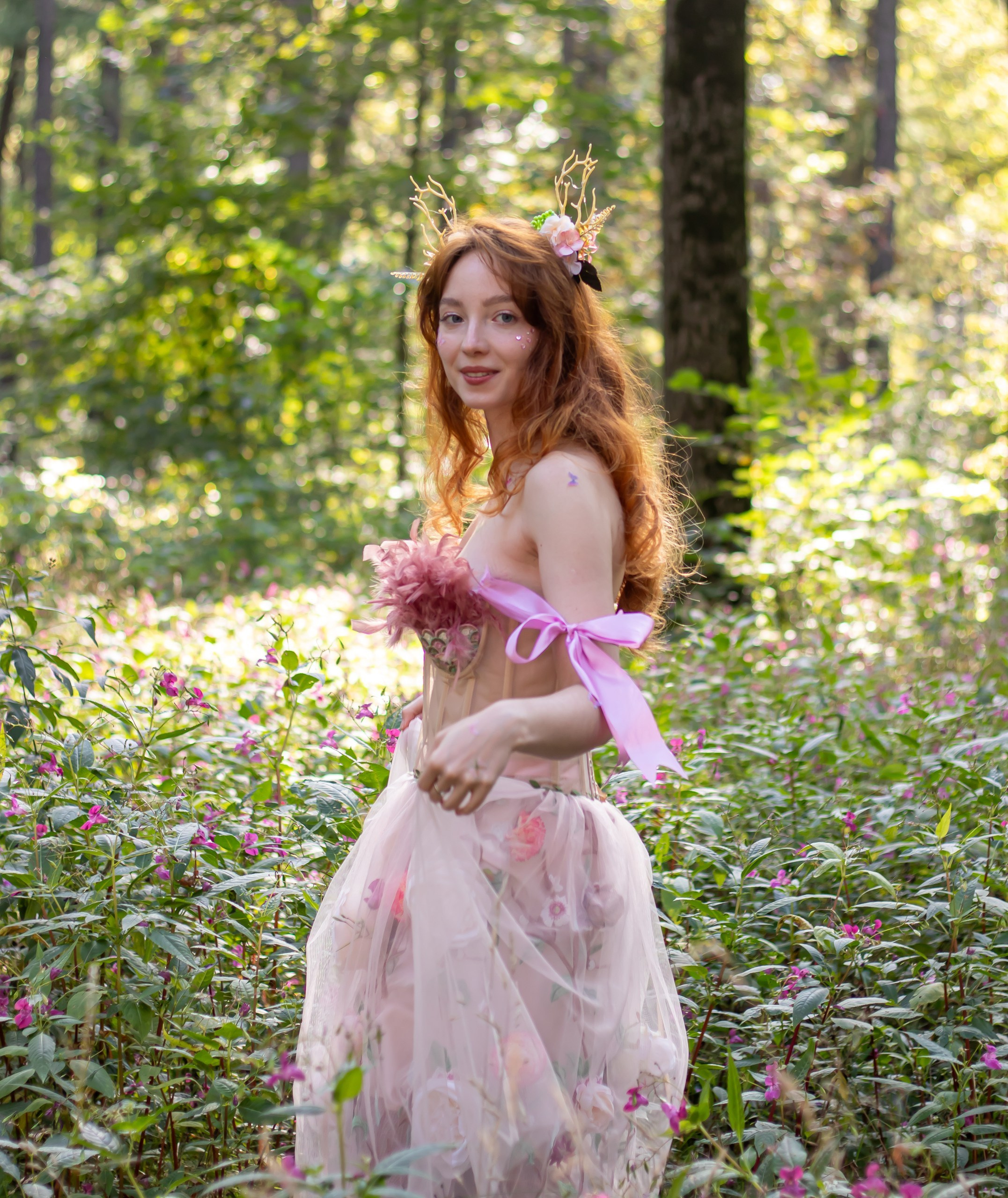 Девушка в нежном платье стоит в цветущем лесу — фотосессия, фотограф Карасёва Елена