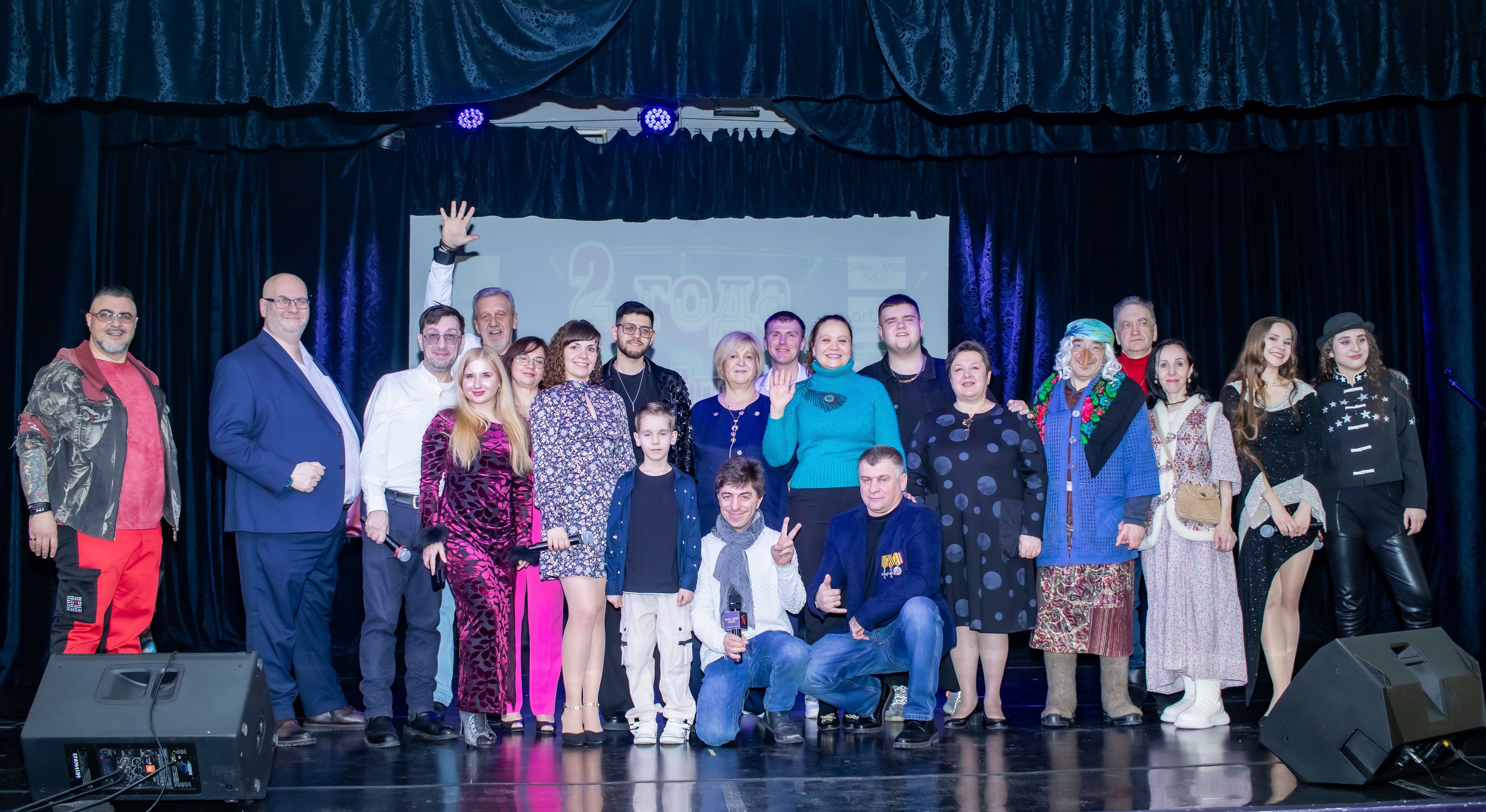 Групповое фото участников на сцене юбилея Радио «Птица», Москва — репортажная съёмка фотограф Карасёва Елена