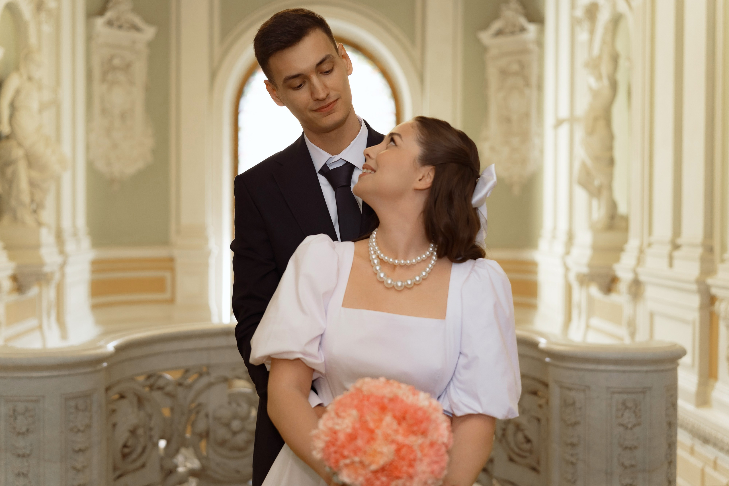 Жених нежно смотрит на невесту, романтичная съёмка после регистрации брака