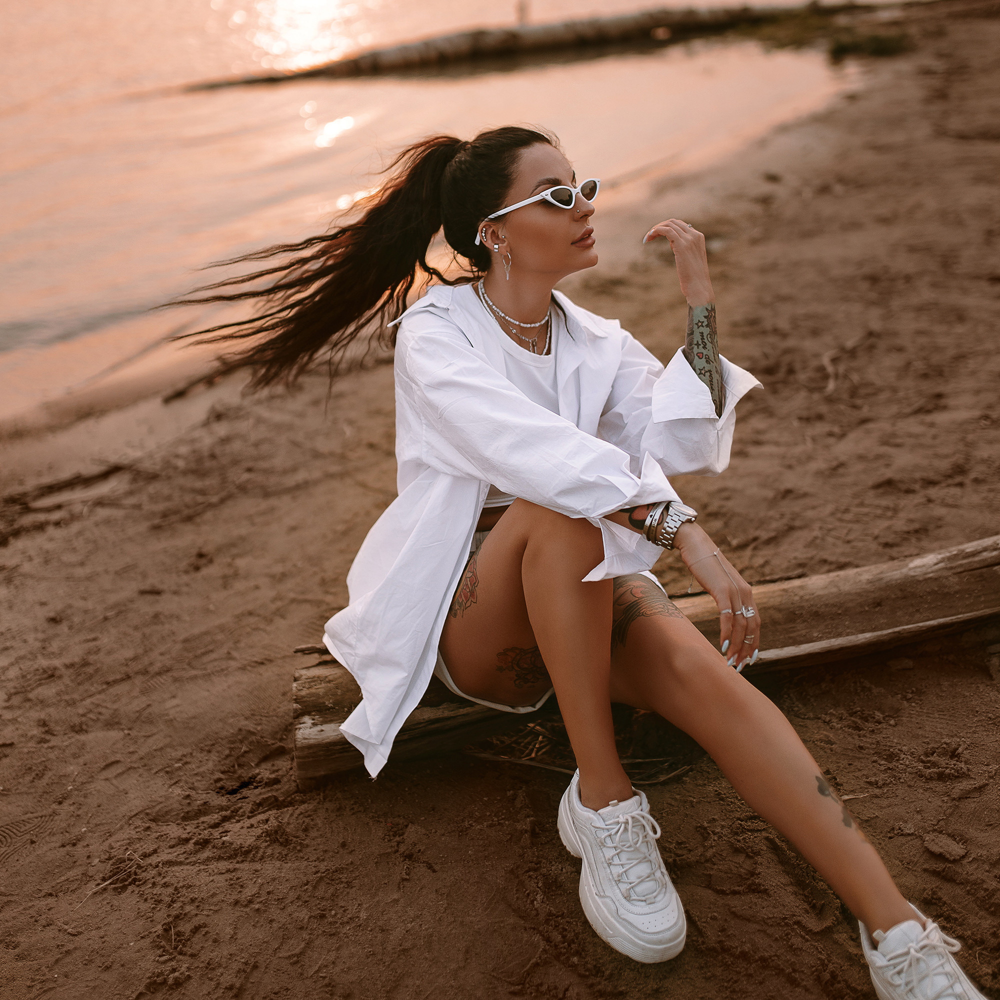 Летняя фотосессия девушки в белой рубашке на пляже