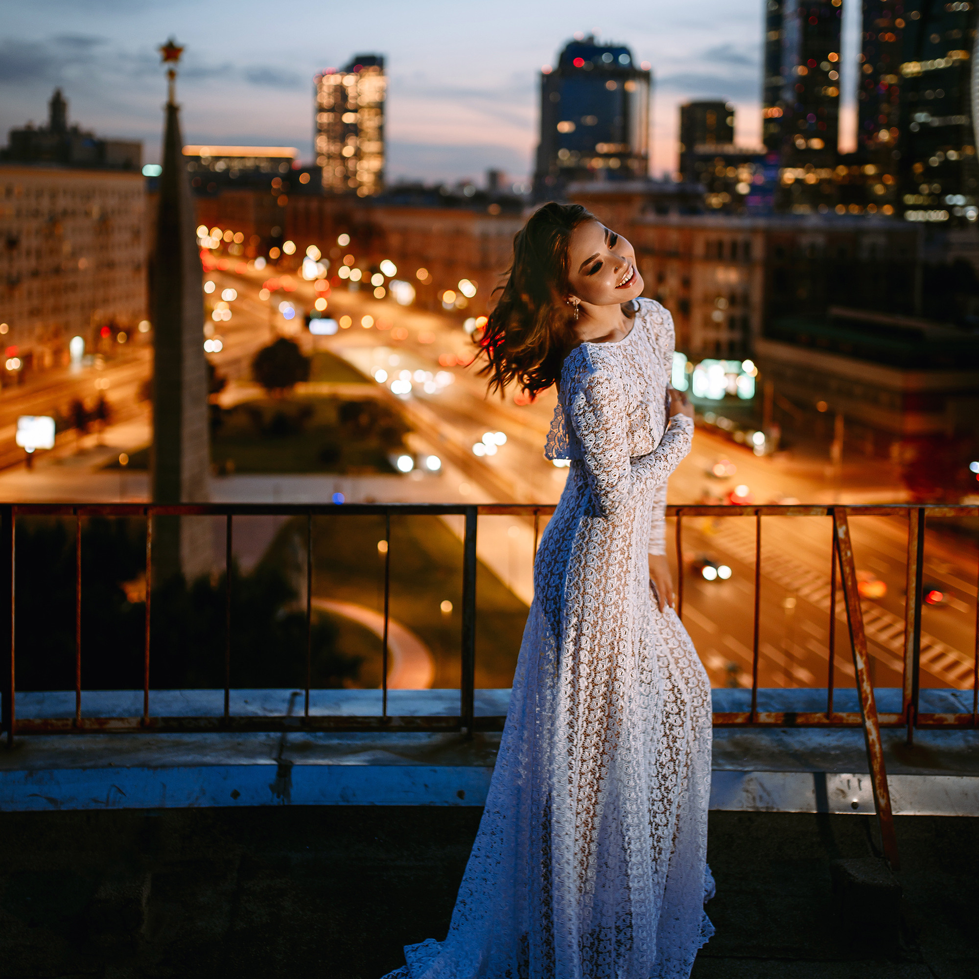 Прогулочная фотосессия девушки в вечернем платье в Москве на крыше