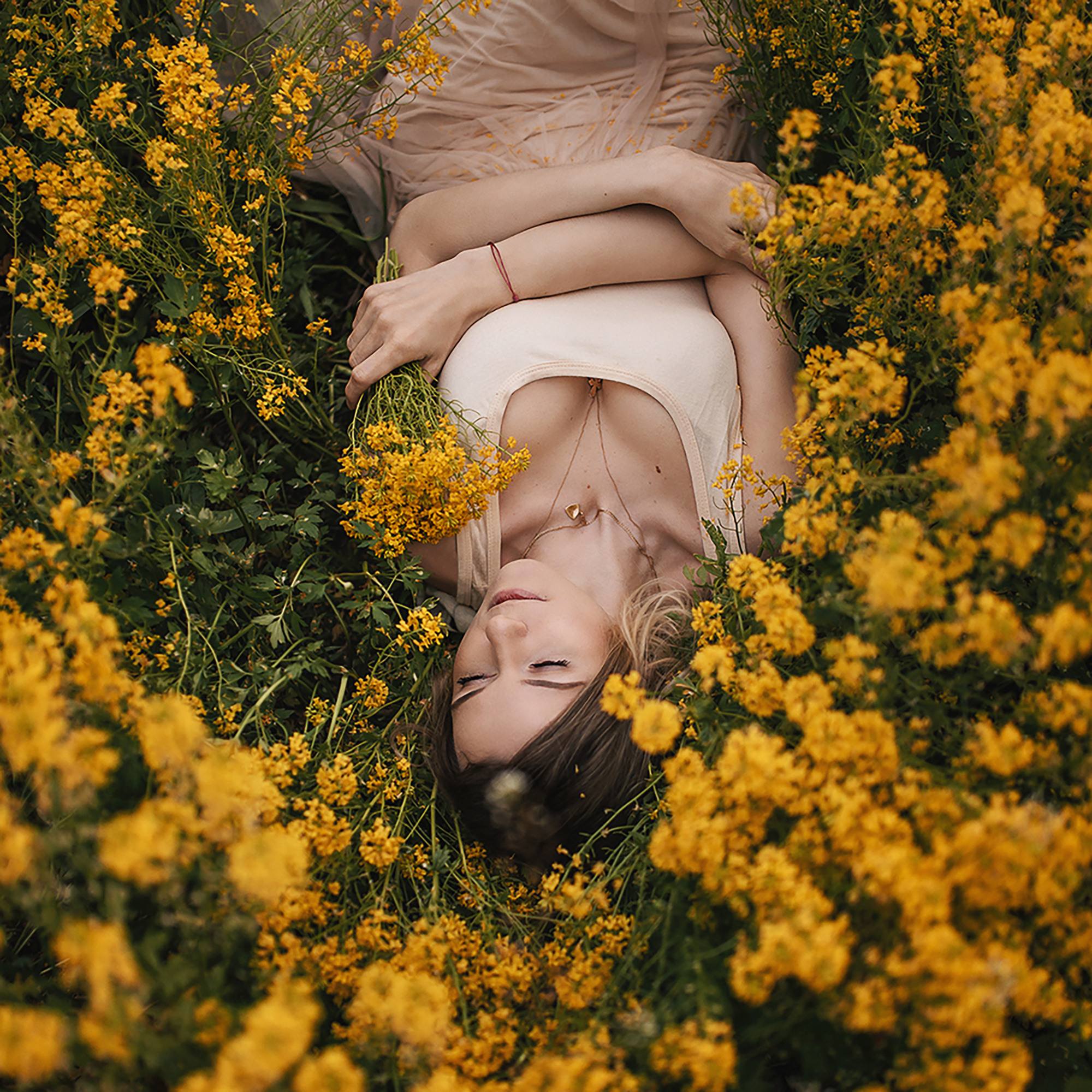 Прогулочная фотосессия девушки в желтых цветах