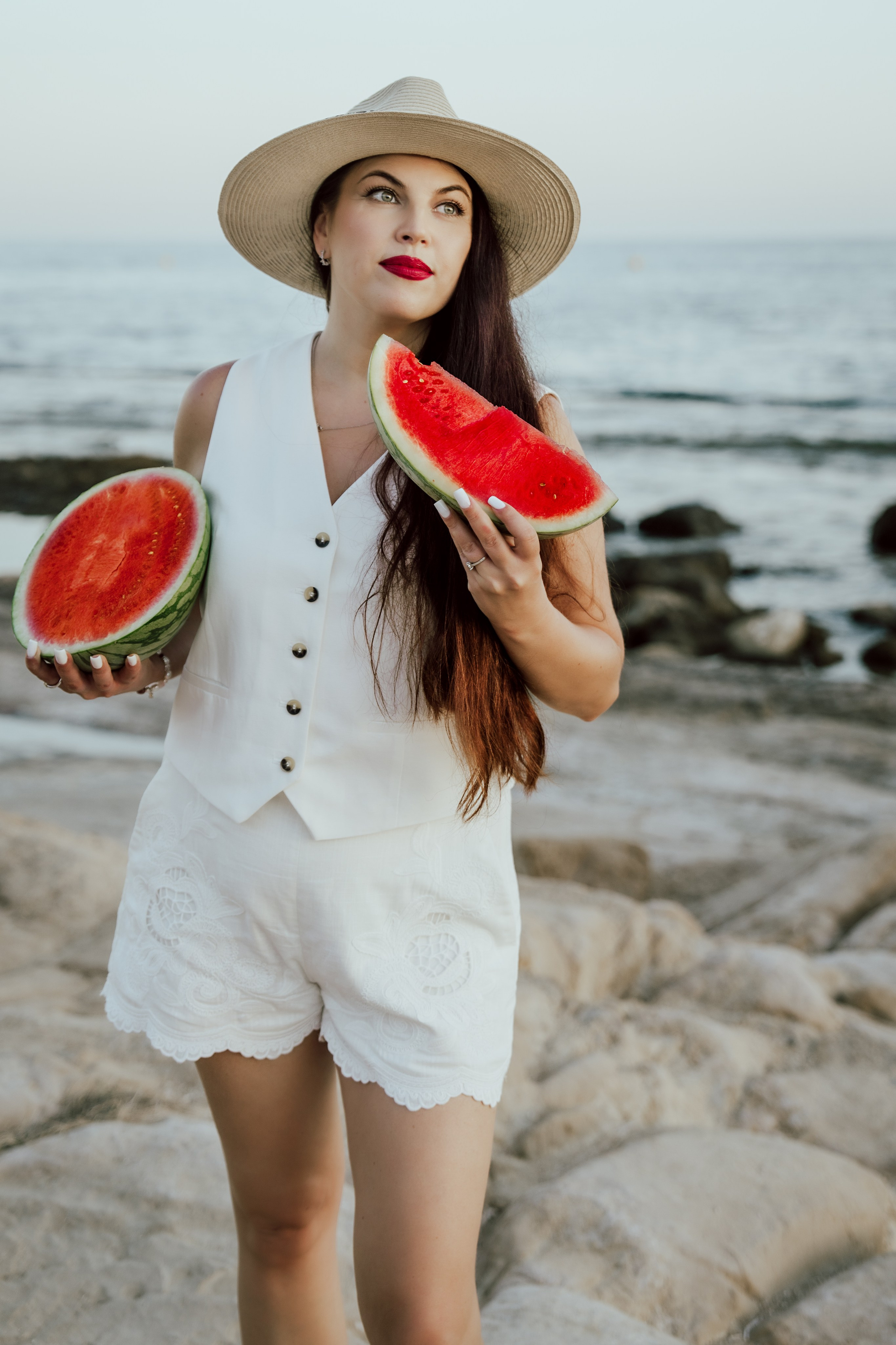 фотосессия с арбузом на берегу моря девушка в шляпе