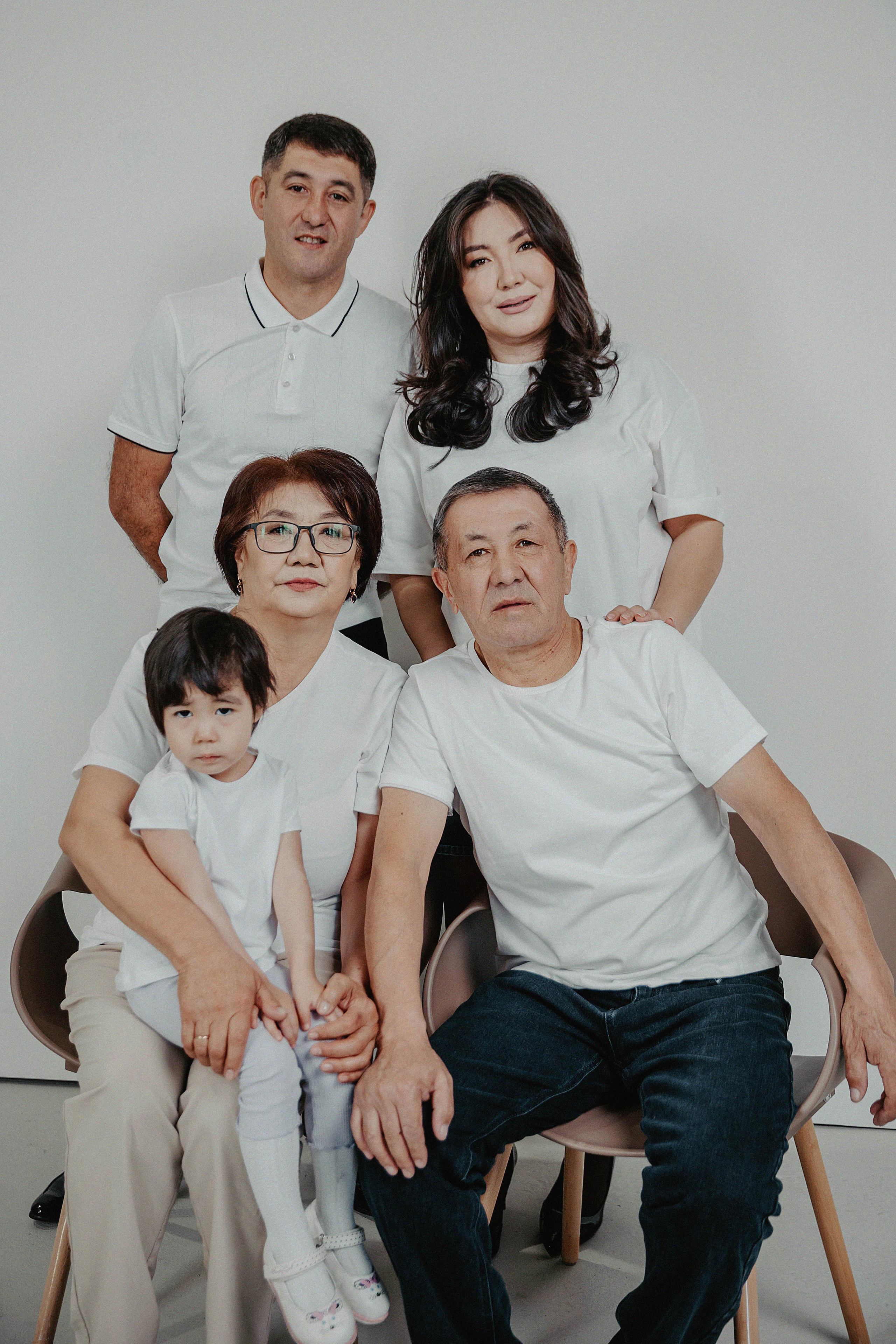 Семейная фотосессия в фотостудии 2Стула. Свадебный, семейный и портретный фотограф в Алматы, Костанай