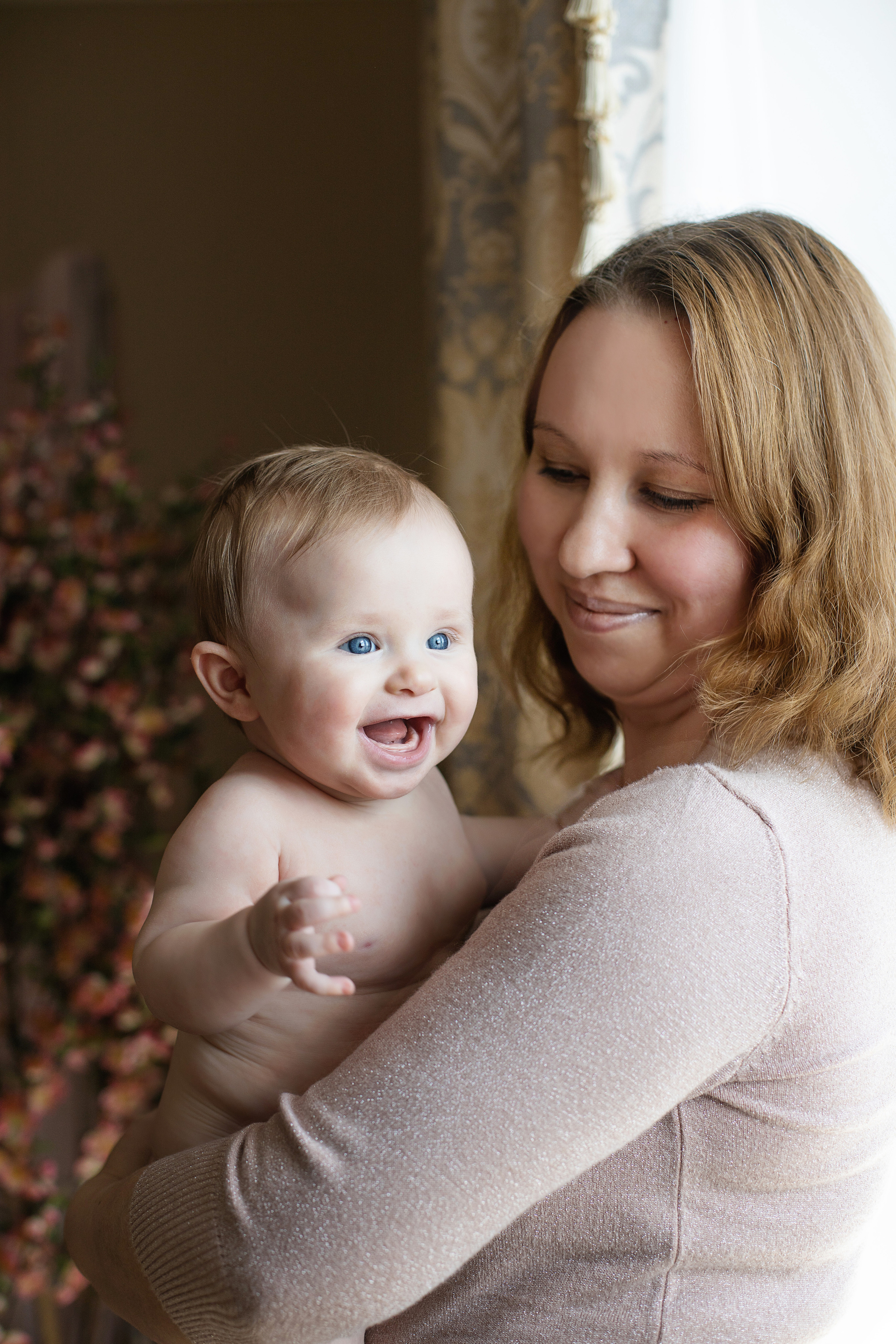 Малышка на руках у мамы