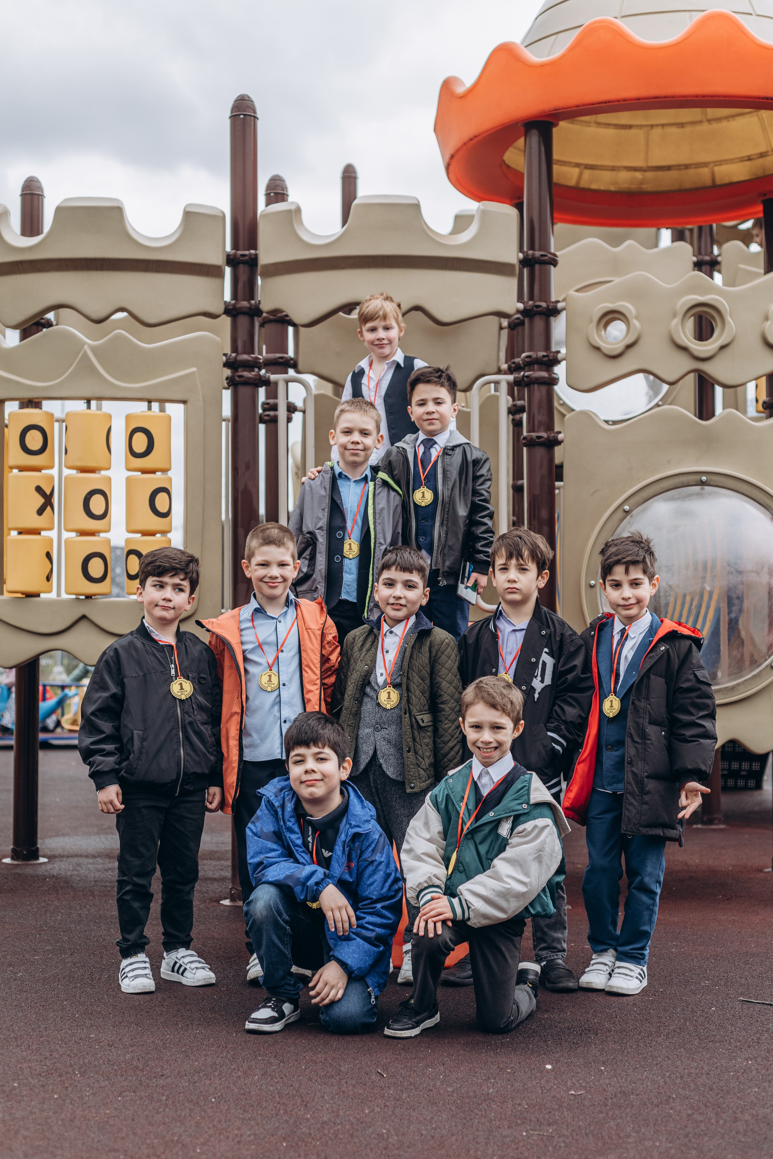 Выпускной альбом 1 класса — фотосессия в школе, деликатная ретушь и дизайн в Москве. MILATE — выпускные альбомы, фотосессии и видео в Москве