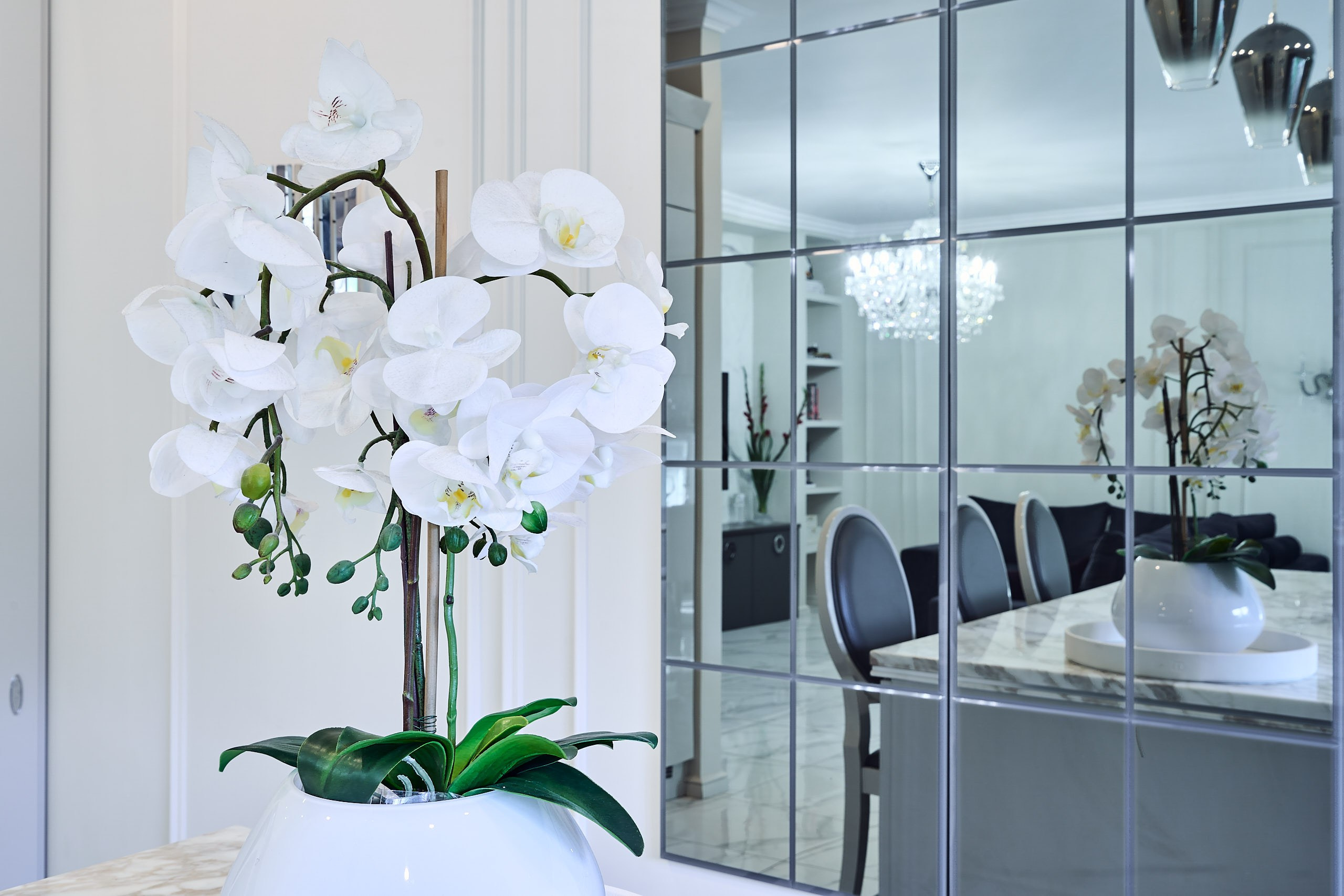 Интерьерная фотосъемка на кухне в таунхаусе, крупный план белого букета и его отражения в темного зеркале