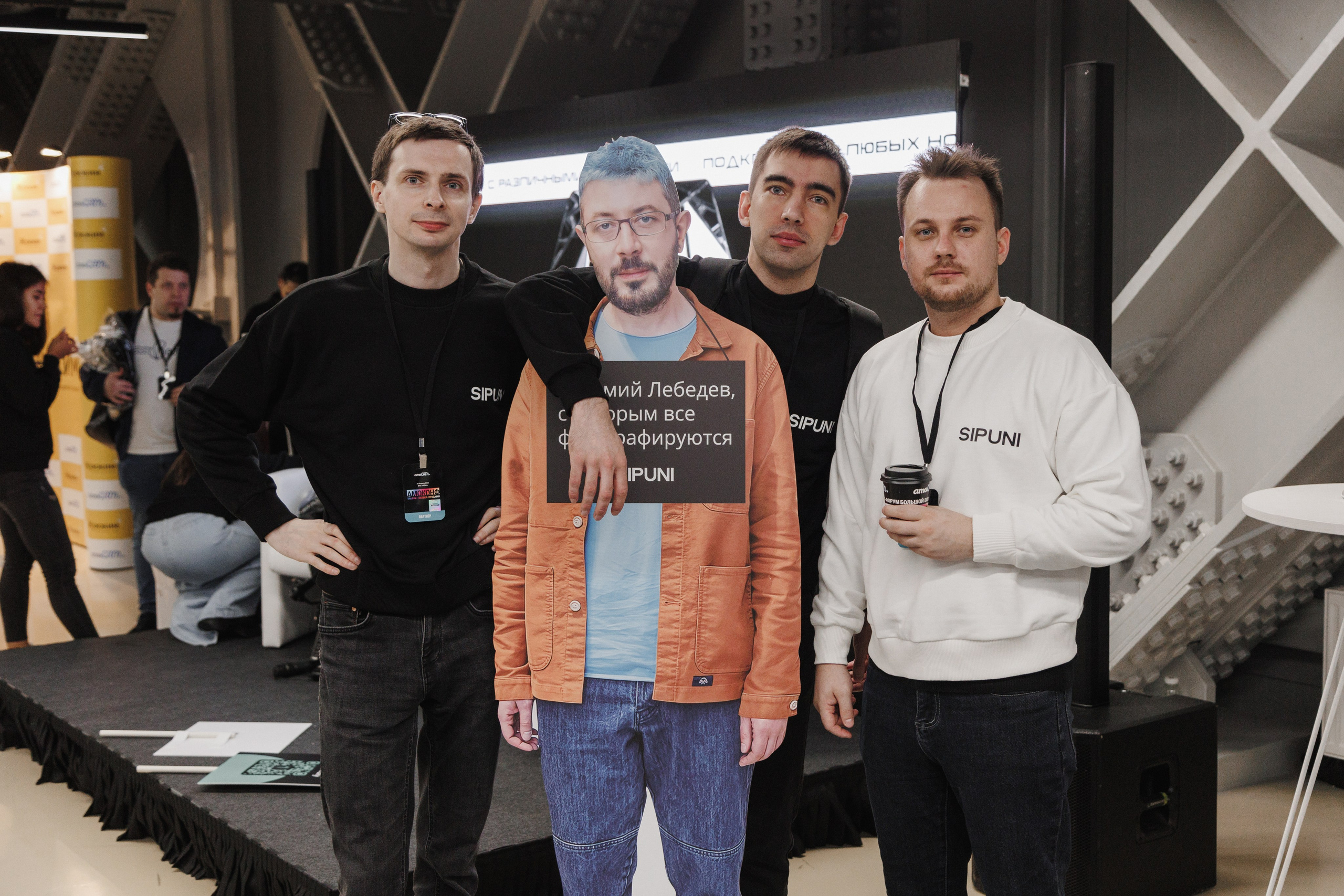 Посетители выставки: гости изучают экспонаты или общаются на выставочной площадке