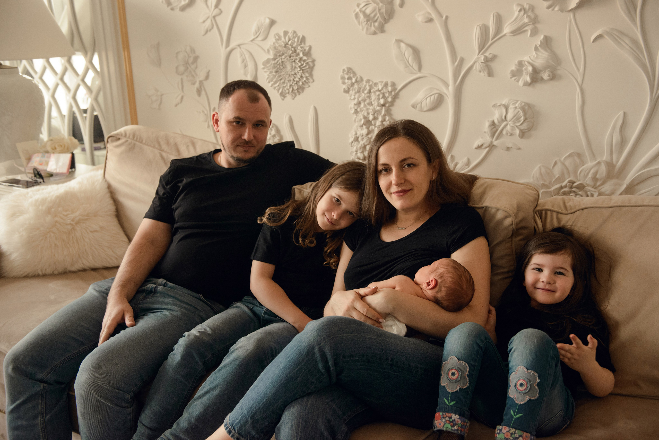 A family photo shoot at home, a family with a newborn baby. Photographer Elena Carruthers, Scotland