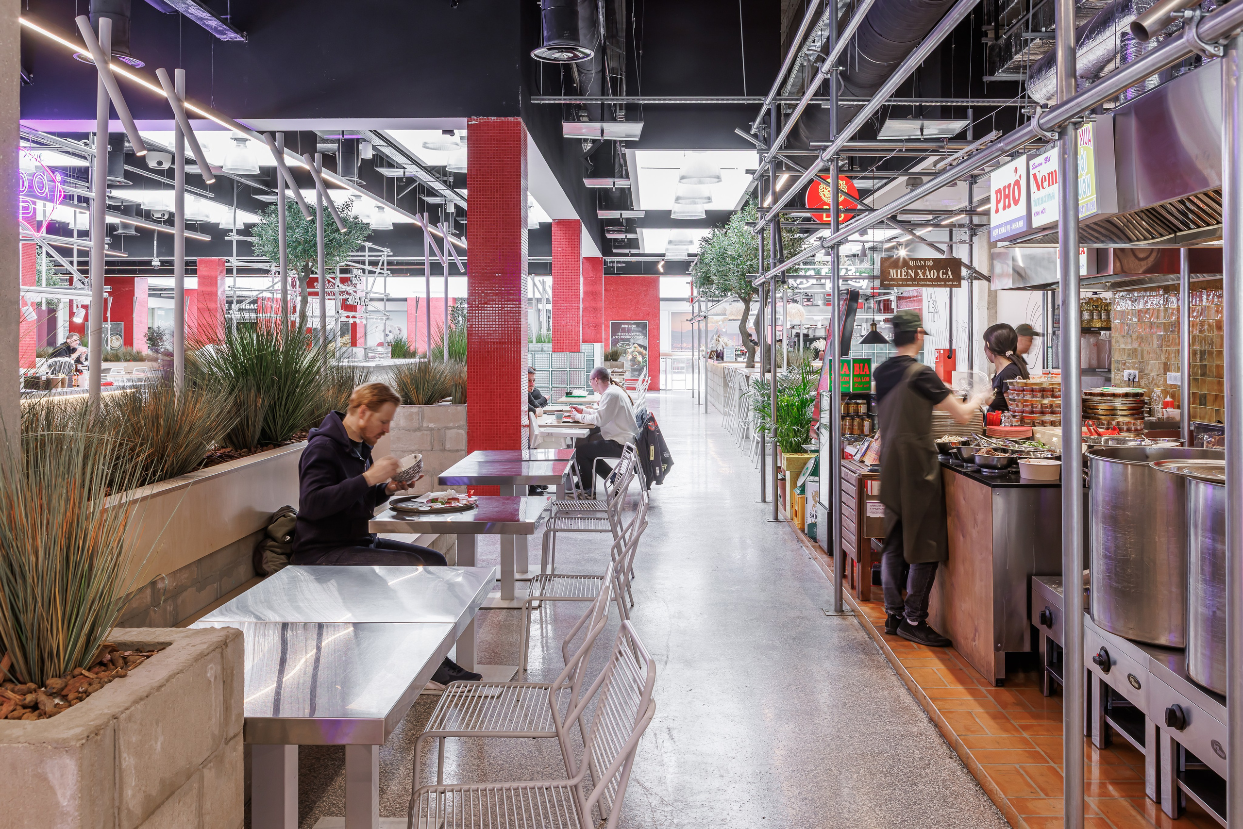 Пространство гастромаркета с высокой проходимостью