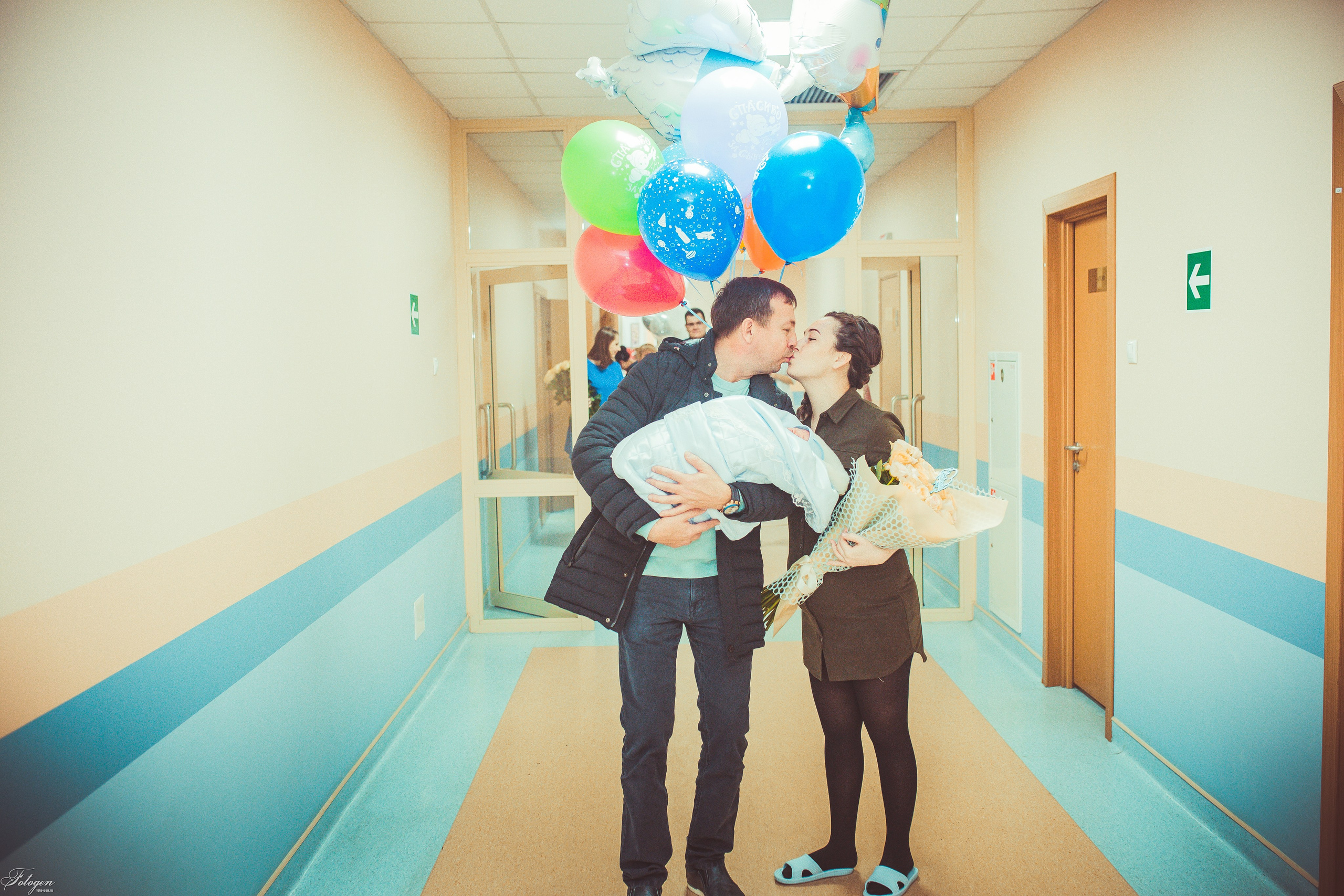 Фотосессия выписки из роддома в Краснодаре | Видеосъемка выписки. Интерьерная фотостудия FOTOGEN г. Краснодар