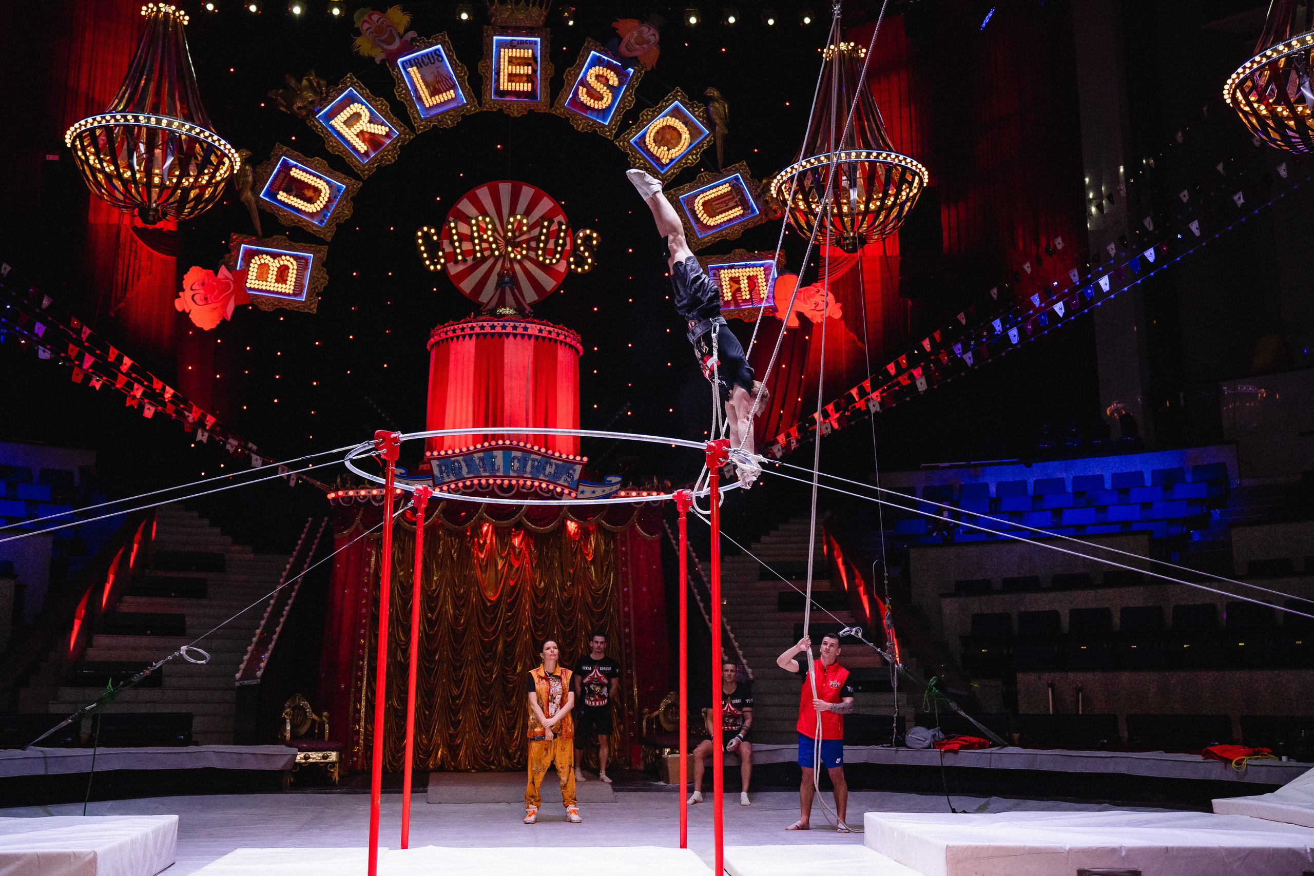 Открытая репетиция Королевского цирка Гии Эрадзе в Новосибирске. Воробьева Ксения — Спортивный и танцевальный фотограф Новосибирск