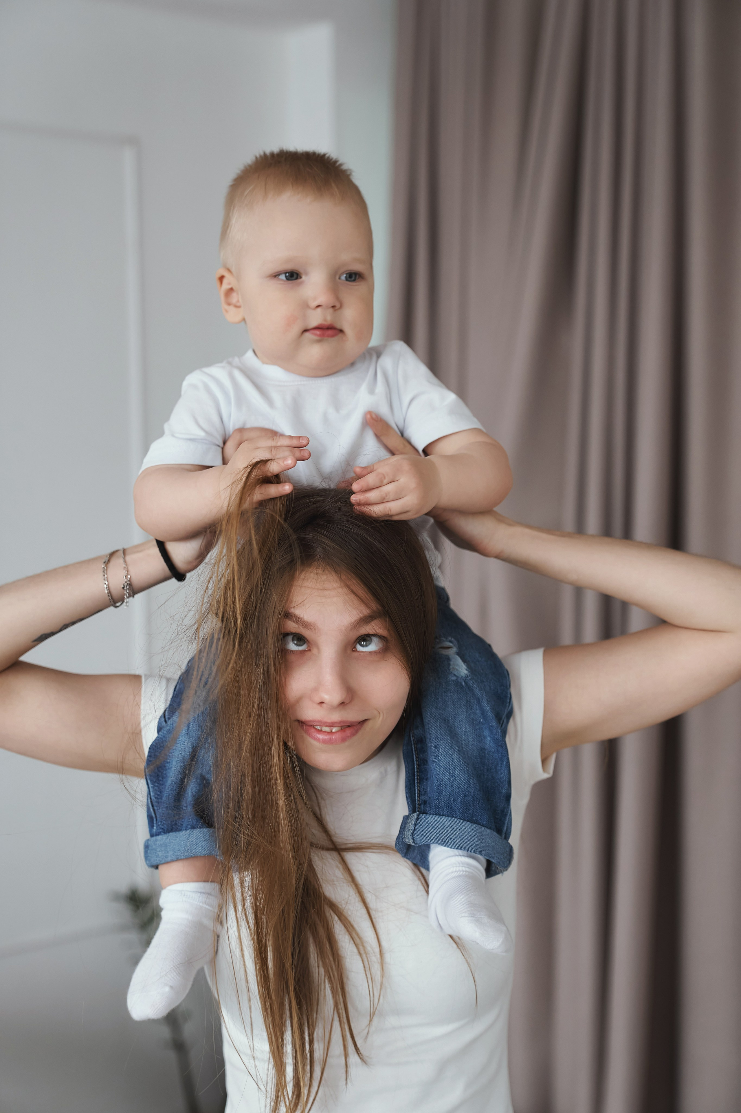 Семейная фотосессия в студии с детьми. Семейный фотограф Евгений Опарин