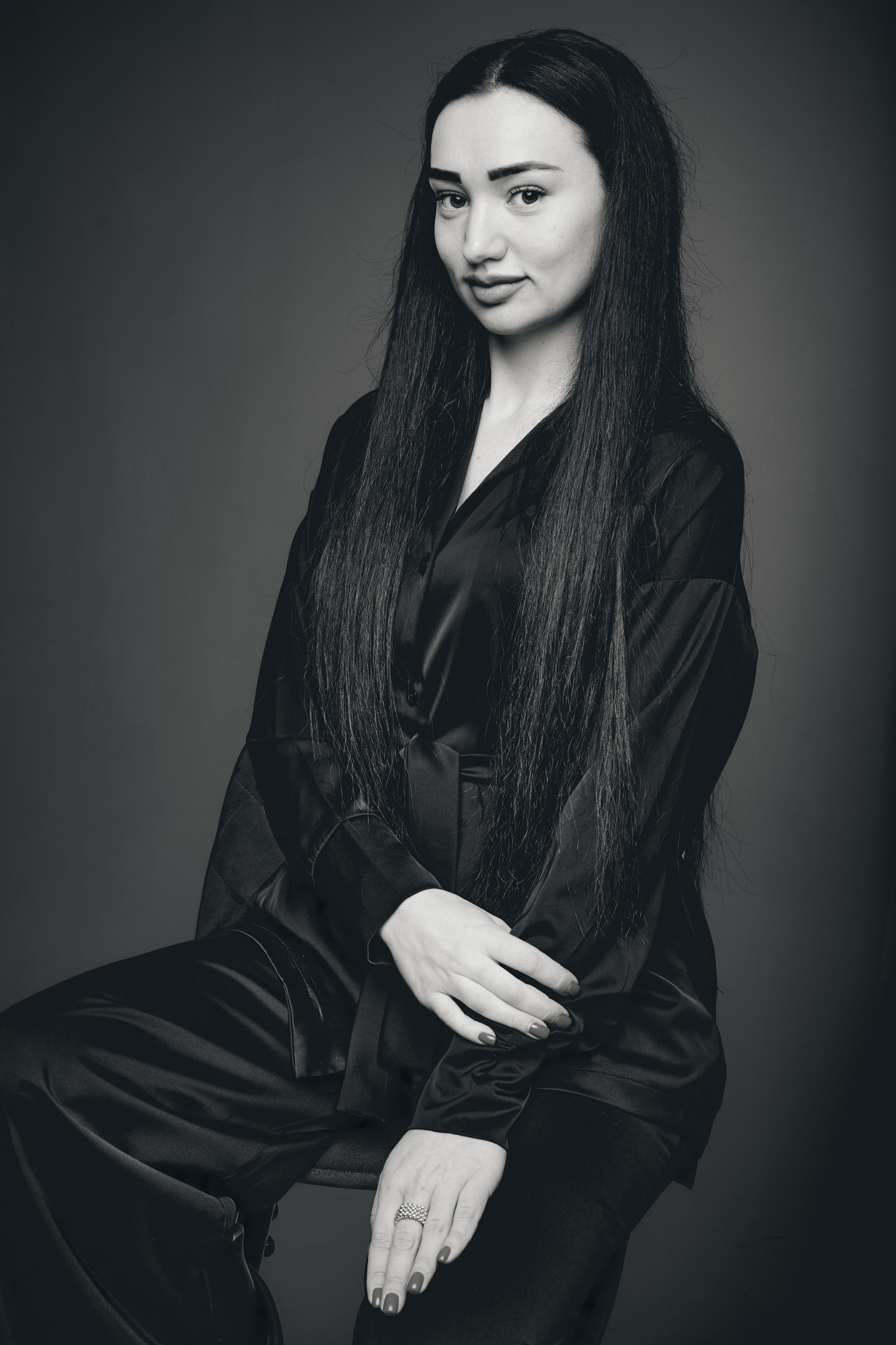 Черно-белое арт-фото юриста с контровым освещением и игрой светотени