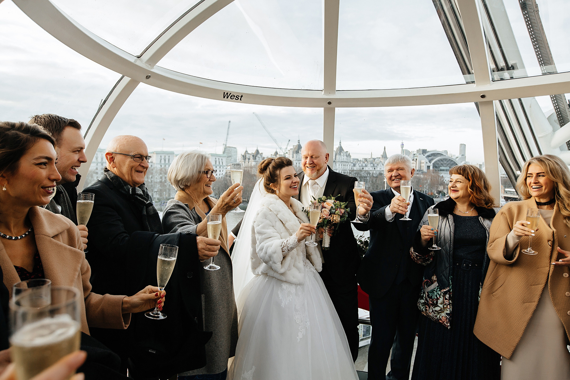 Wedding in London with a ceremony at the London eye. Photographer and videographer for wedding in Italy: Rome, Milan, Venic