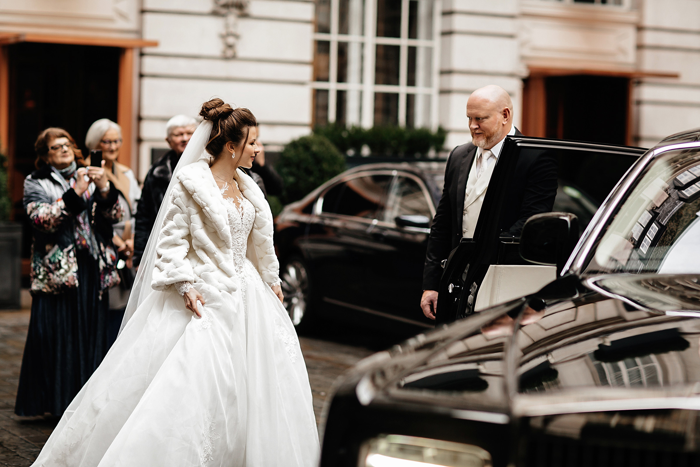 Wedding in London with a ceremony at the London eye. Photographer and videographer for wedding in Italy: Rome, Milan, Venic
