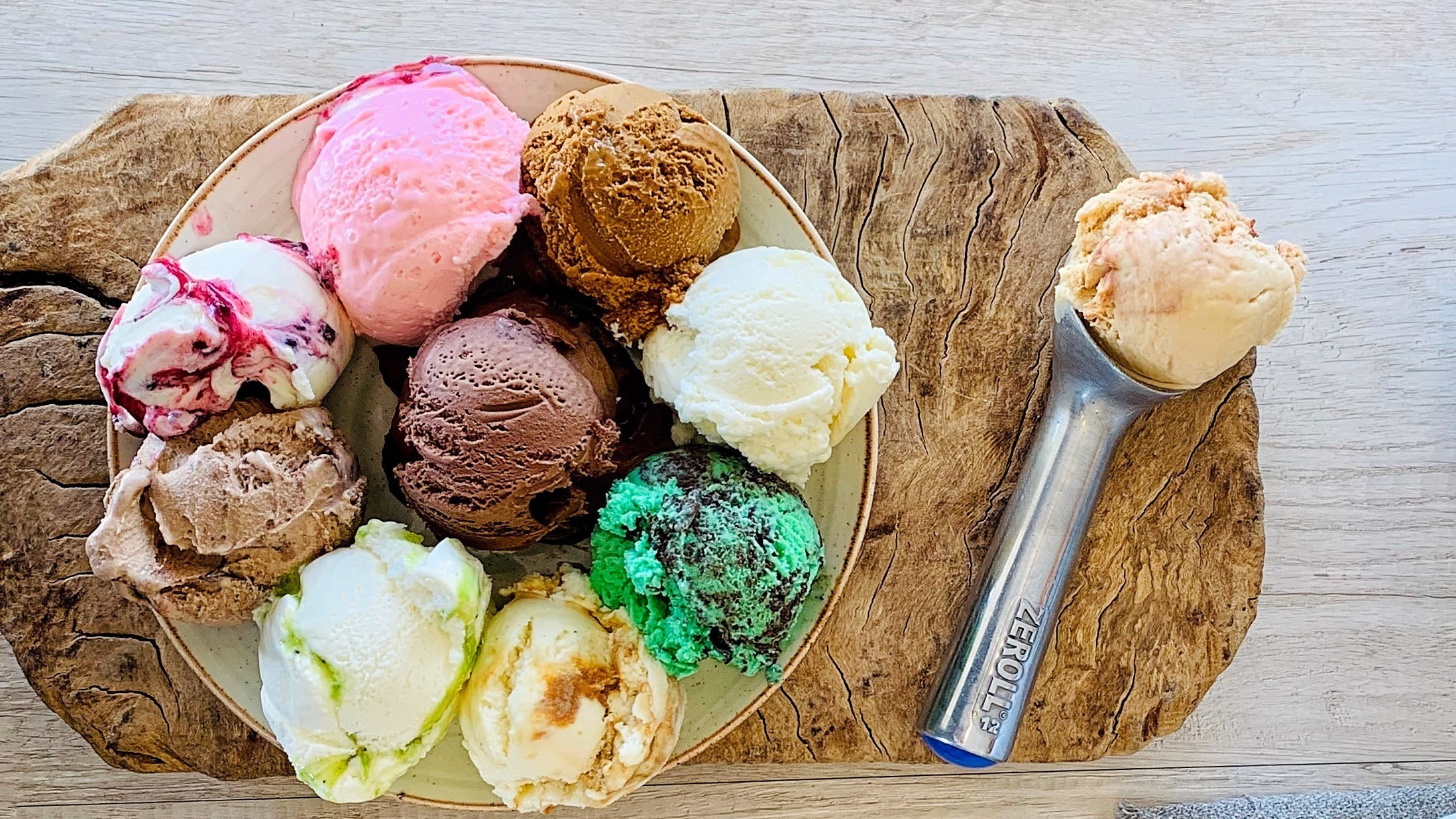 Холодные шарики мороженого самых разных вкусов и цветовой гаммы.