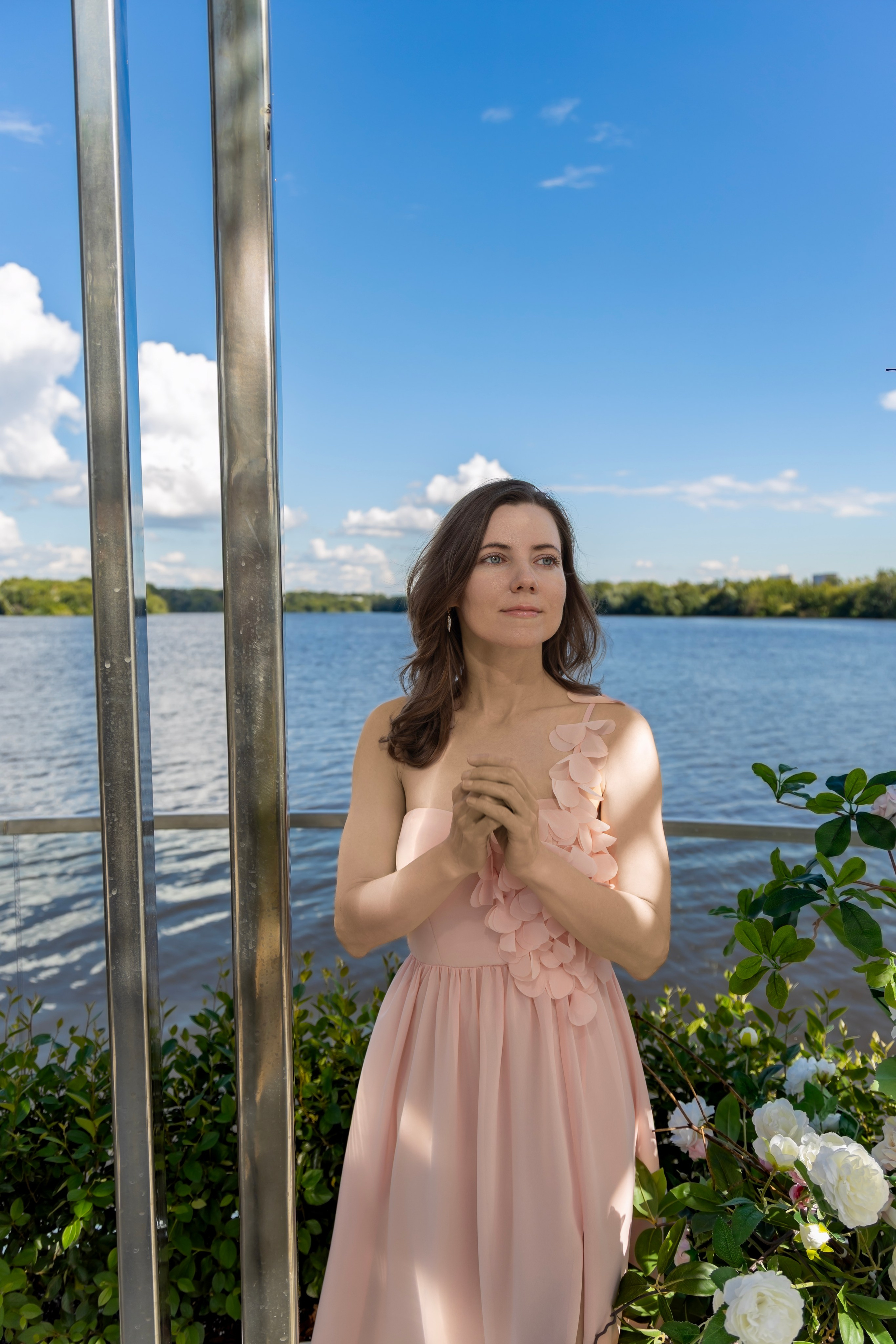 Фотосессия на новой набережной Коломенского: нежность, цветы и вдохновение. Репортажный, семейный и студийный фотограф в Москве Демин Алексей