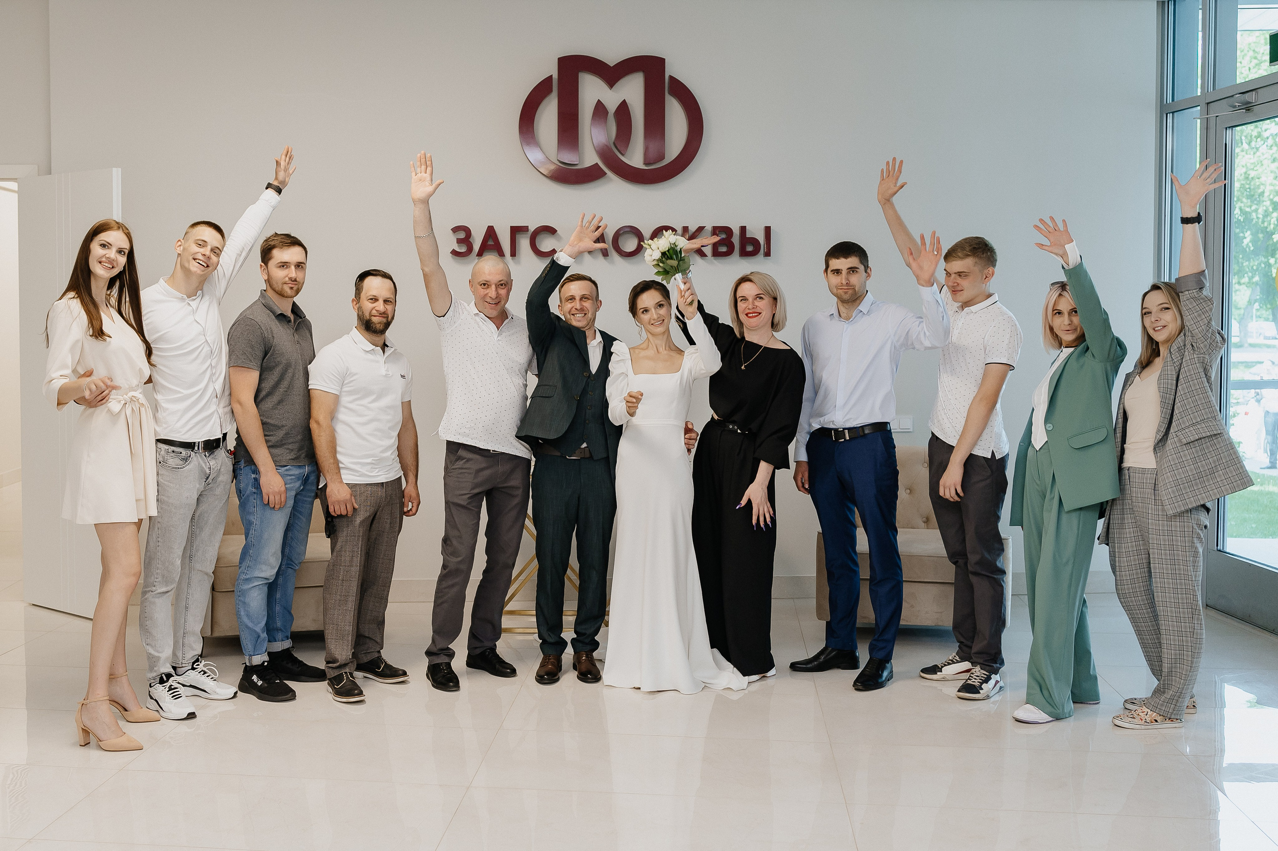 Общая фотография с гостями после росписи