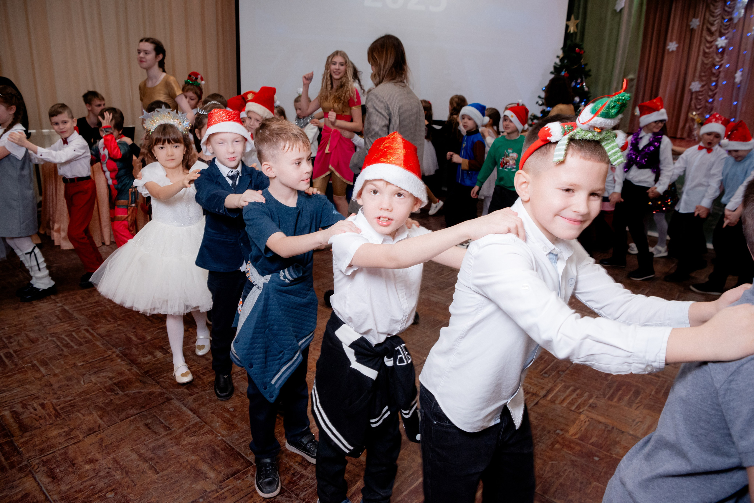 Школьная Ëлка для 1А класса. Фотограф в Волгограде и Волжском Александр Горбань