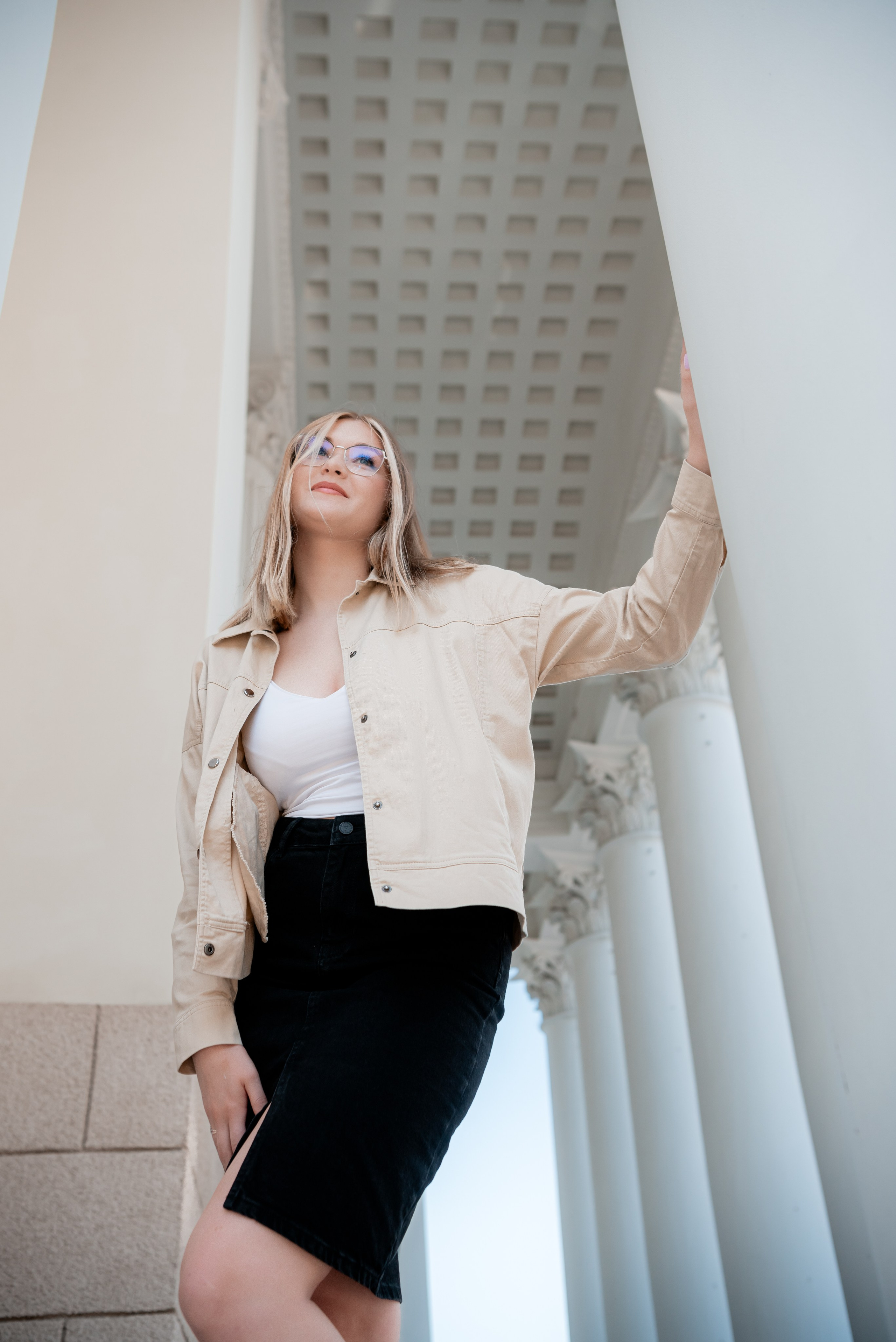 девушка у колонн НЭТ Волгоград