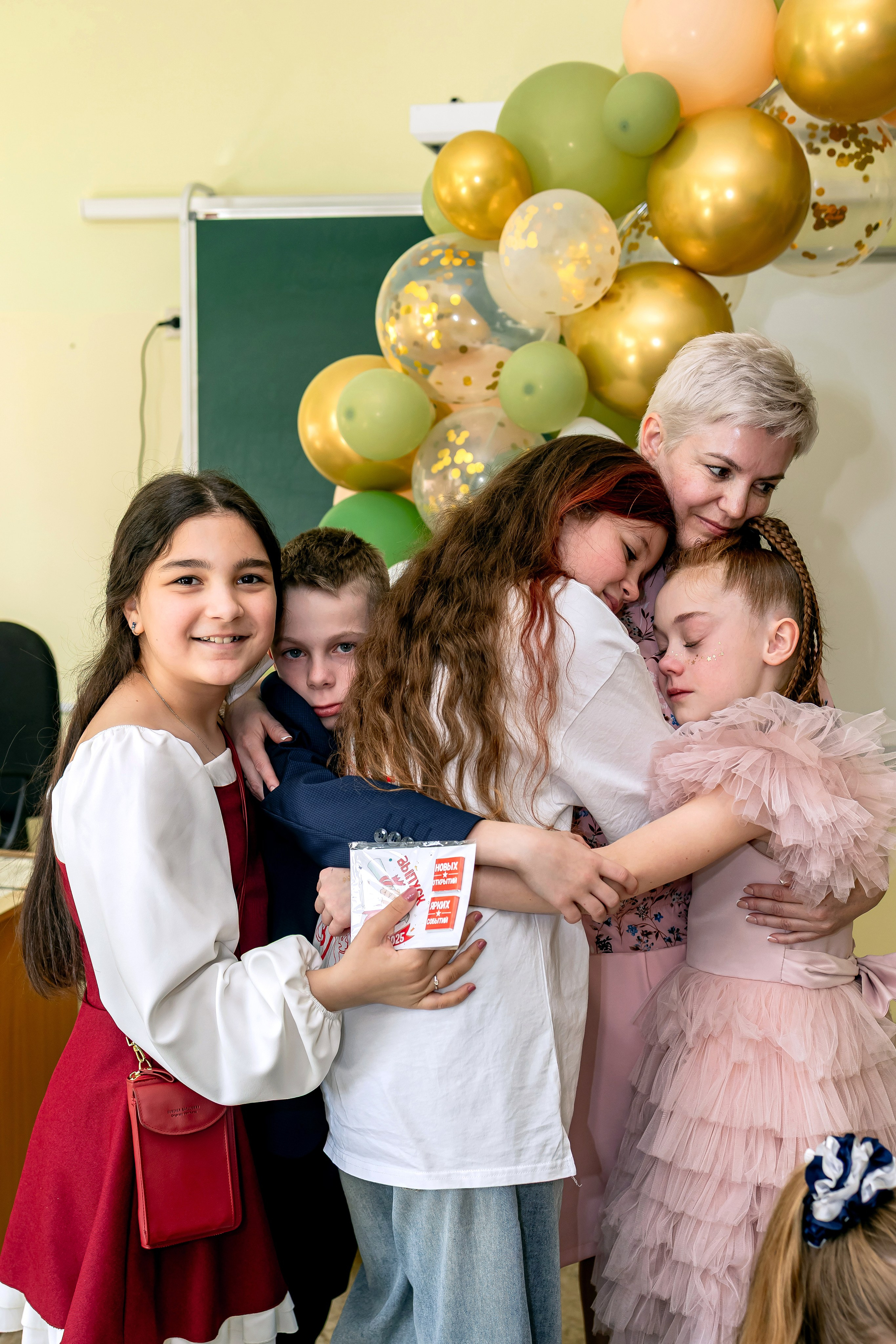 Выпускной в начальной школе в классе. Фотограф и видеограф Москва. Свадебный фотограф, видеограф. Выпускные альбомы. Оживающие альбомы