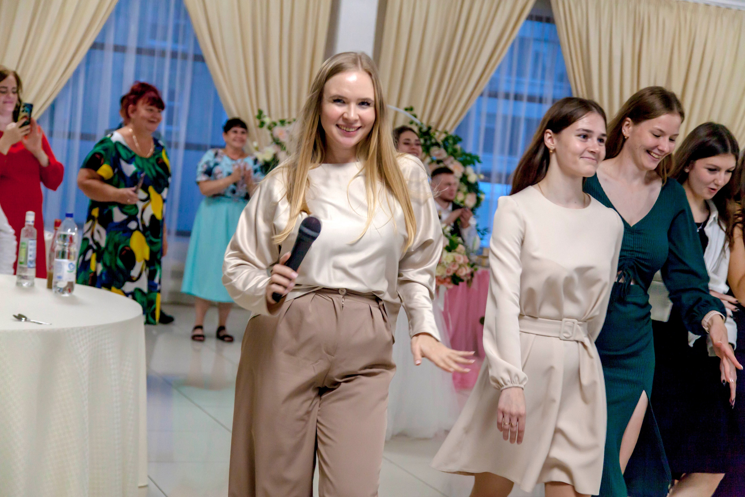 Ведущая на свадьбу Мария Снегур. Ведущий, Тамада, DJ, фото в Перми. Хорошее настроение