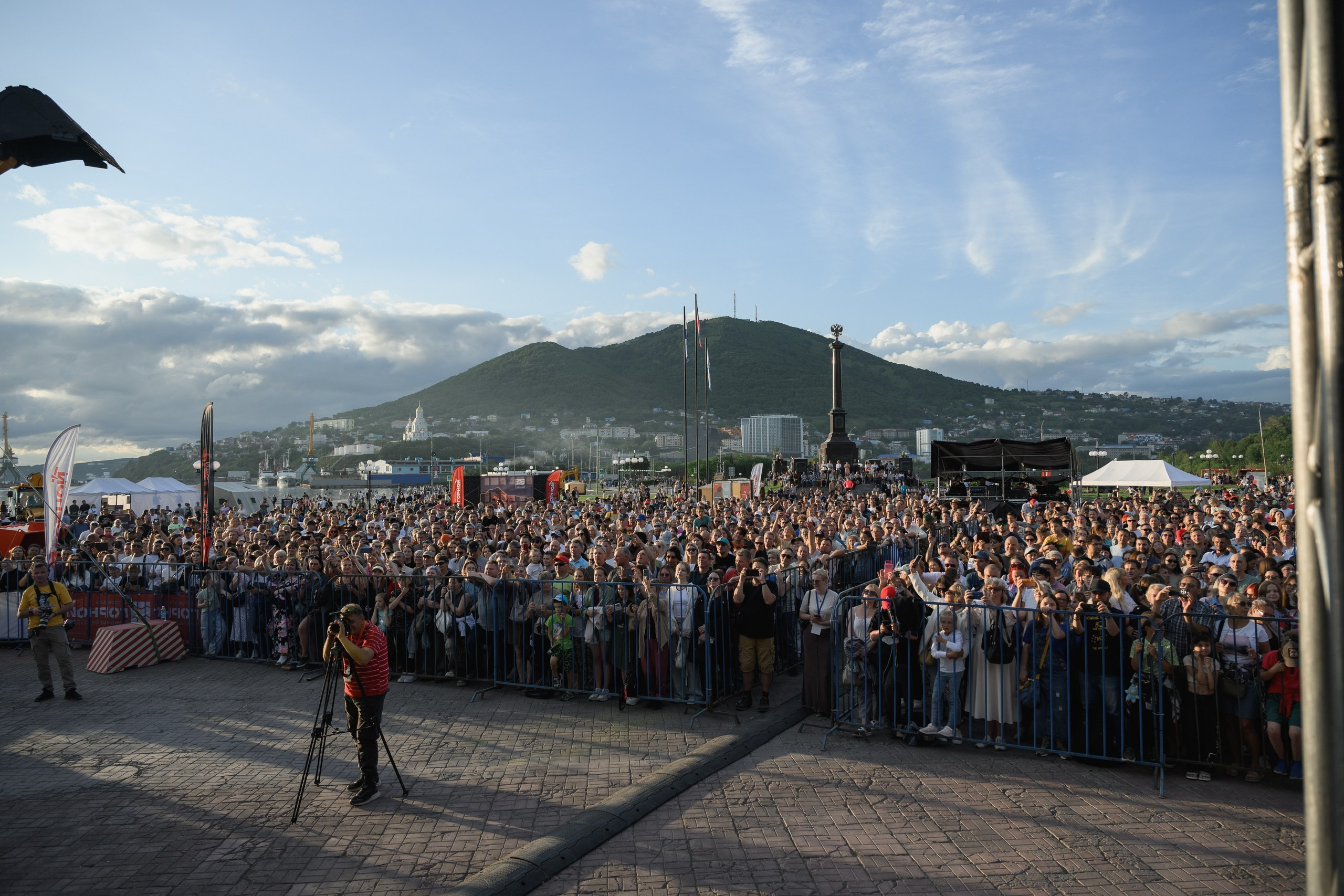 Фотосъемка Дня горняка в центре Петропавловска-Камчатского. Профессиональная репортажная съемка праздника горняков в Петропавловске-Камчатском. Яркие моменты с концерта и награждения работников отрасли. Эмоциональные кадры с городского праздника в Петропавловске-Камчатском. Фотосъемка корпоративных мероприятий и праздников в Петропавловске-Камчатском.