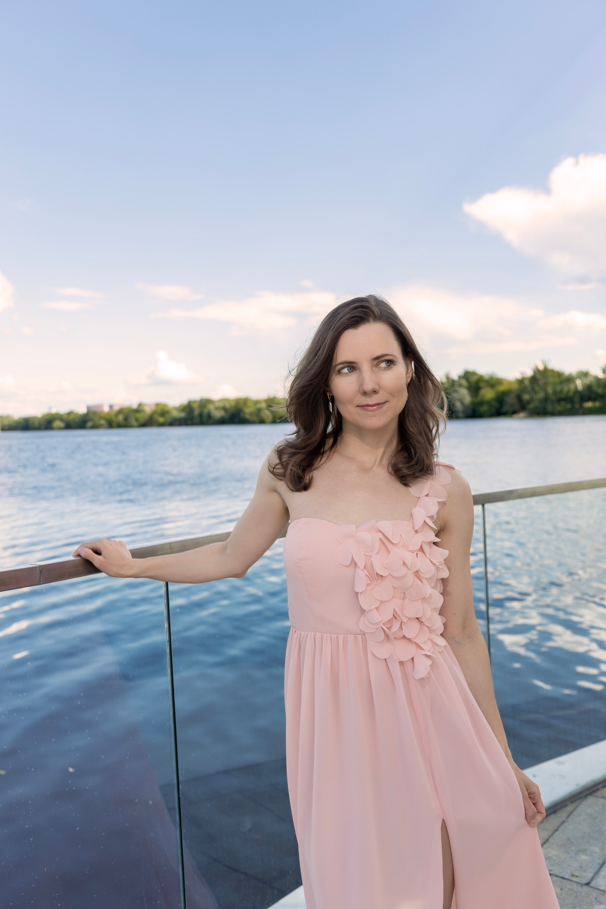 Фотосессия на новой набережной Коломенского: нежность, цветы и вдохновение. Репортажный, семейный и студийный фотограф в Москве Демин Алексей