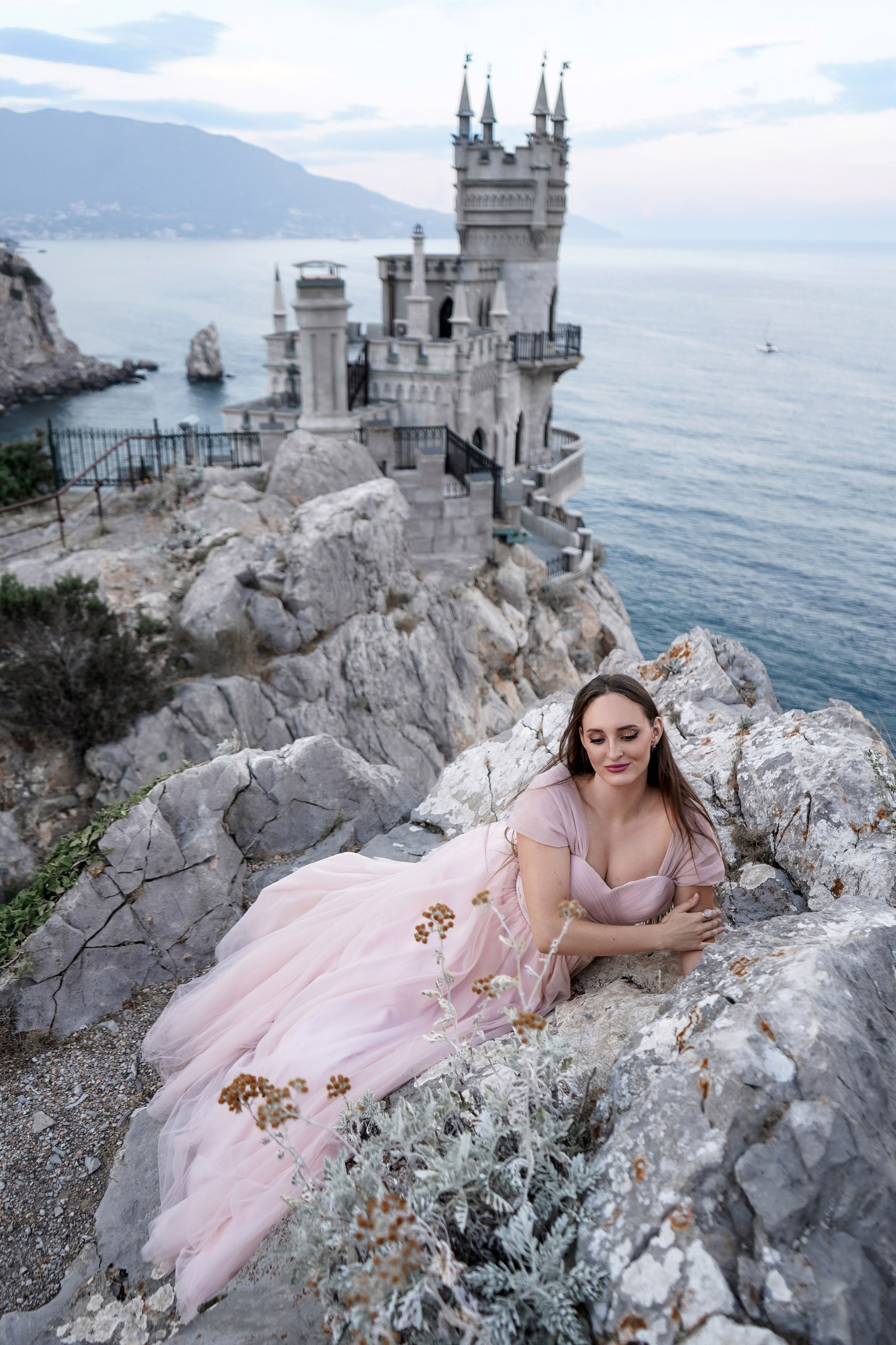 Женская фотосессия с Карелией на Ласточкином гнезде в Крыму. Свадебный фотограф в Ростове-на-Дону. Таинство Крещения и Венчания, семейные фотосессии. Алёна Чёботова