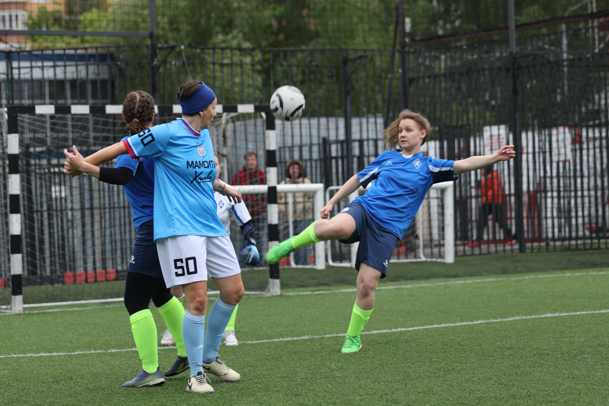 Женский футбол от 15.06. Репортажный фотограф, спортивный фотограф в Москве и области